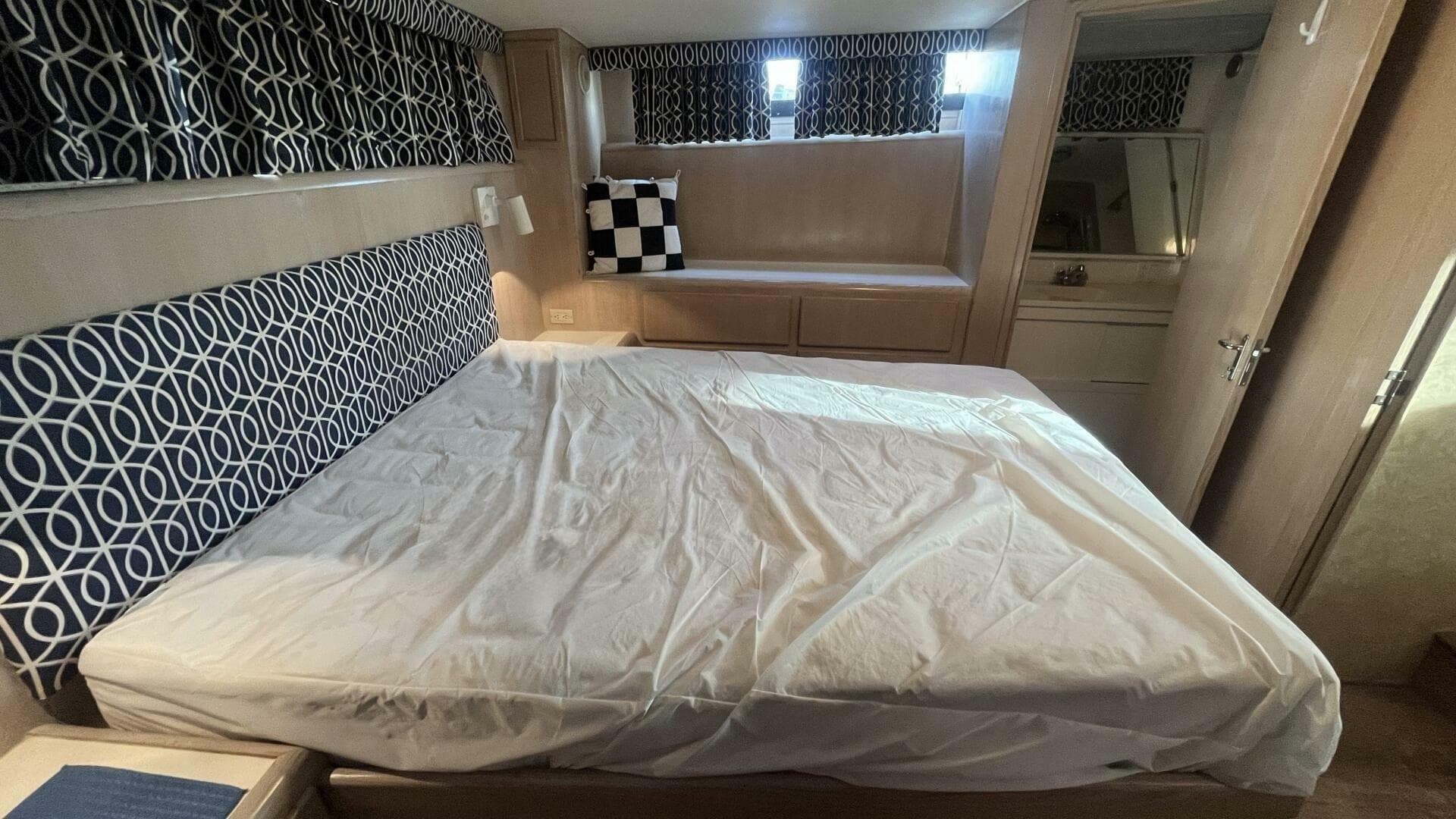 1994 Hatteras Double Cabin — photo 44