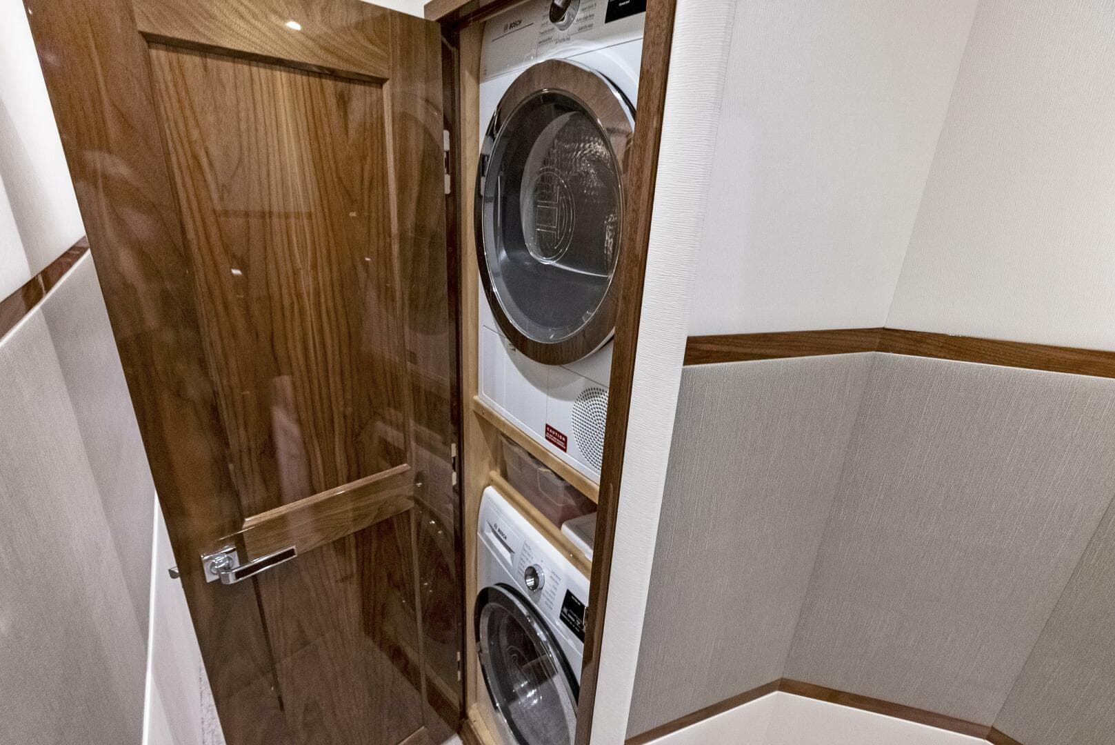 2019 Viking 80 Convertible — photo 80