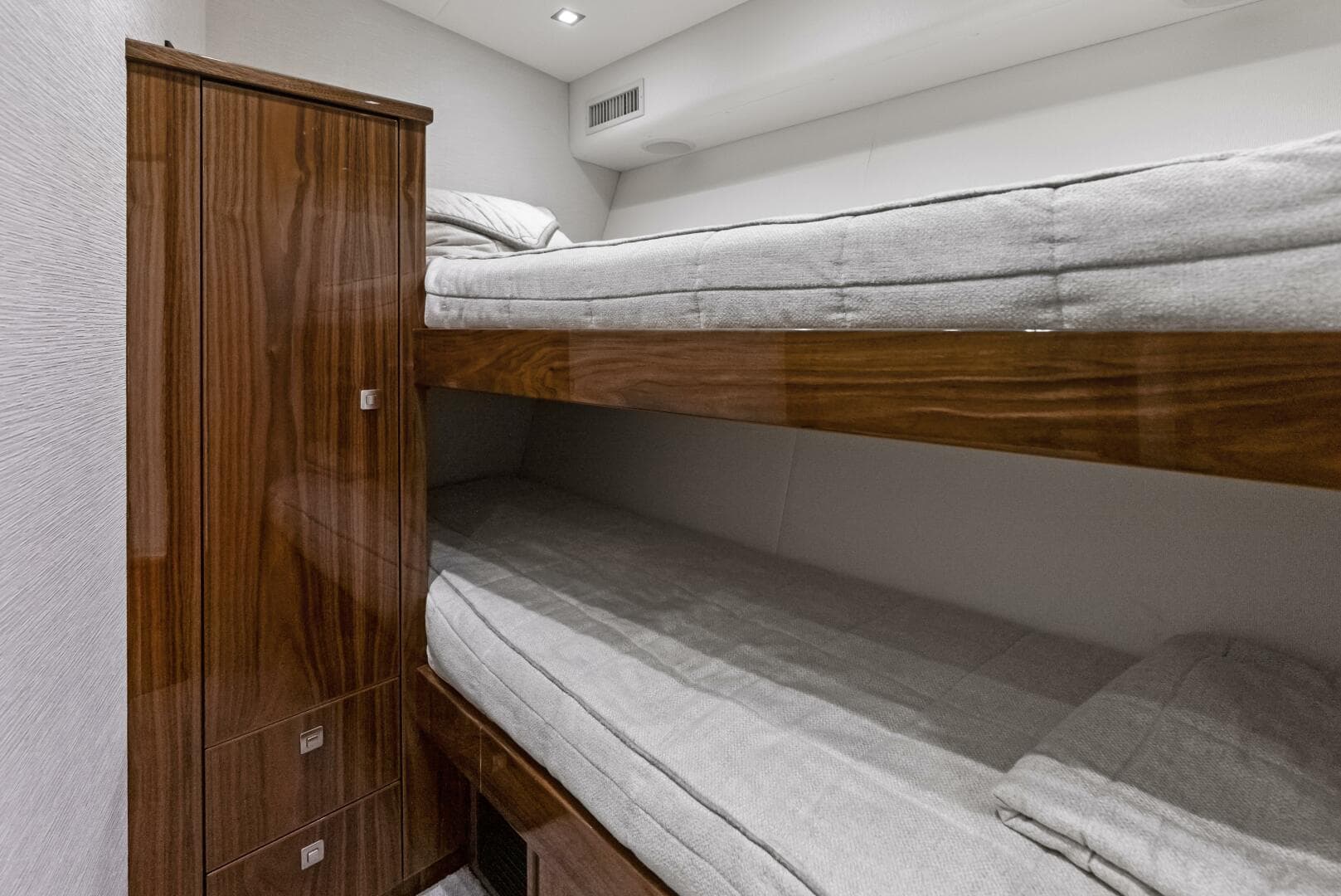 2019 Viking 80 Convertible — photo 94