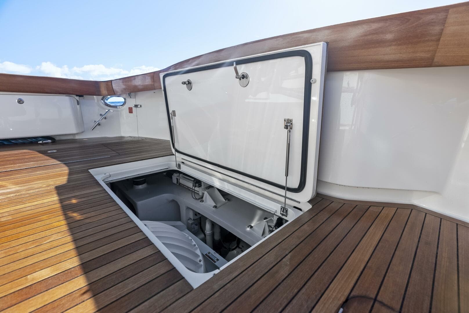 2019 Viking 80 Convertible — photo 8