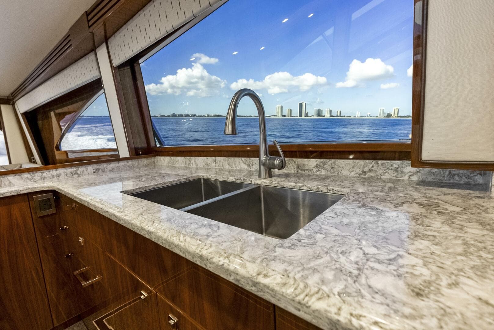 2019 Viking 80 Convertible — photo 65