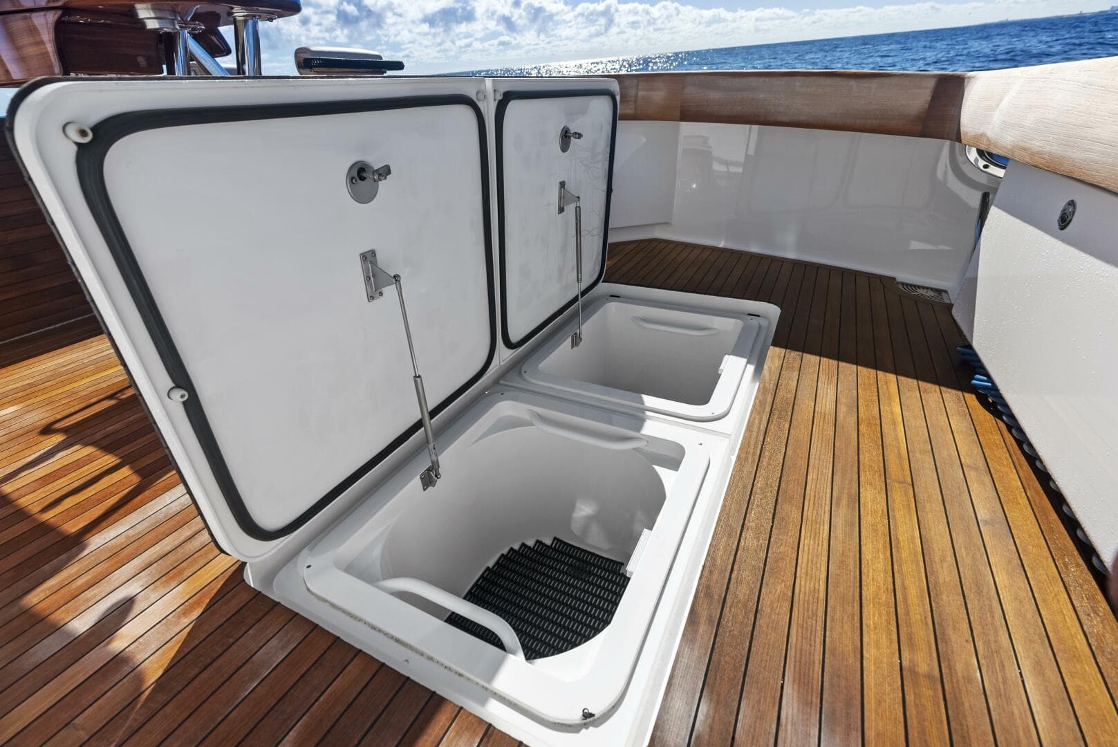 2019 Viking 80 Convertible — photo 13