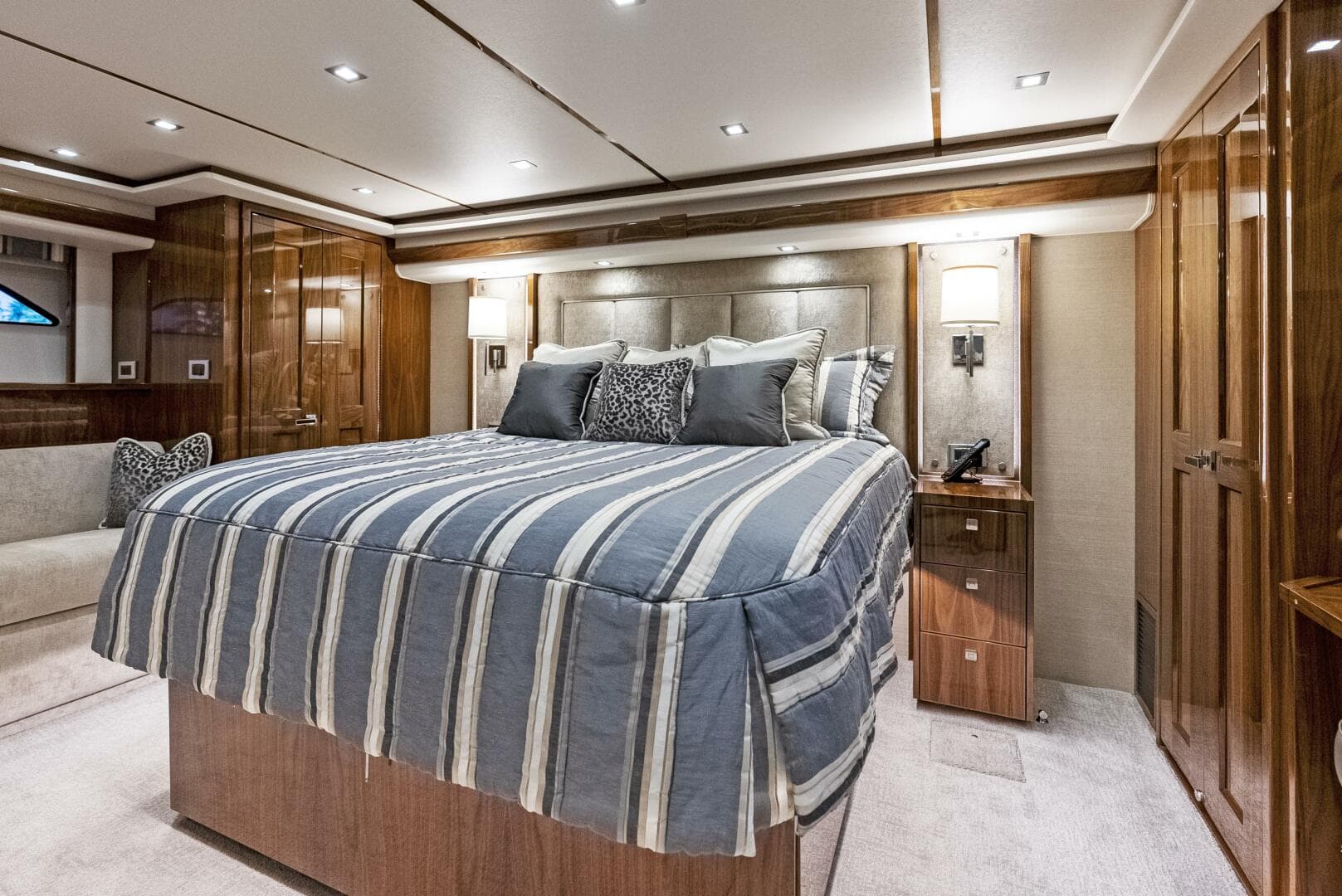 2019 Viking 80 Convertible — photo 69