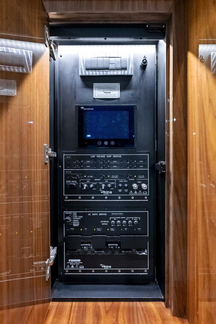 2019 Viking 80 Convertible — photo 59