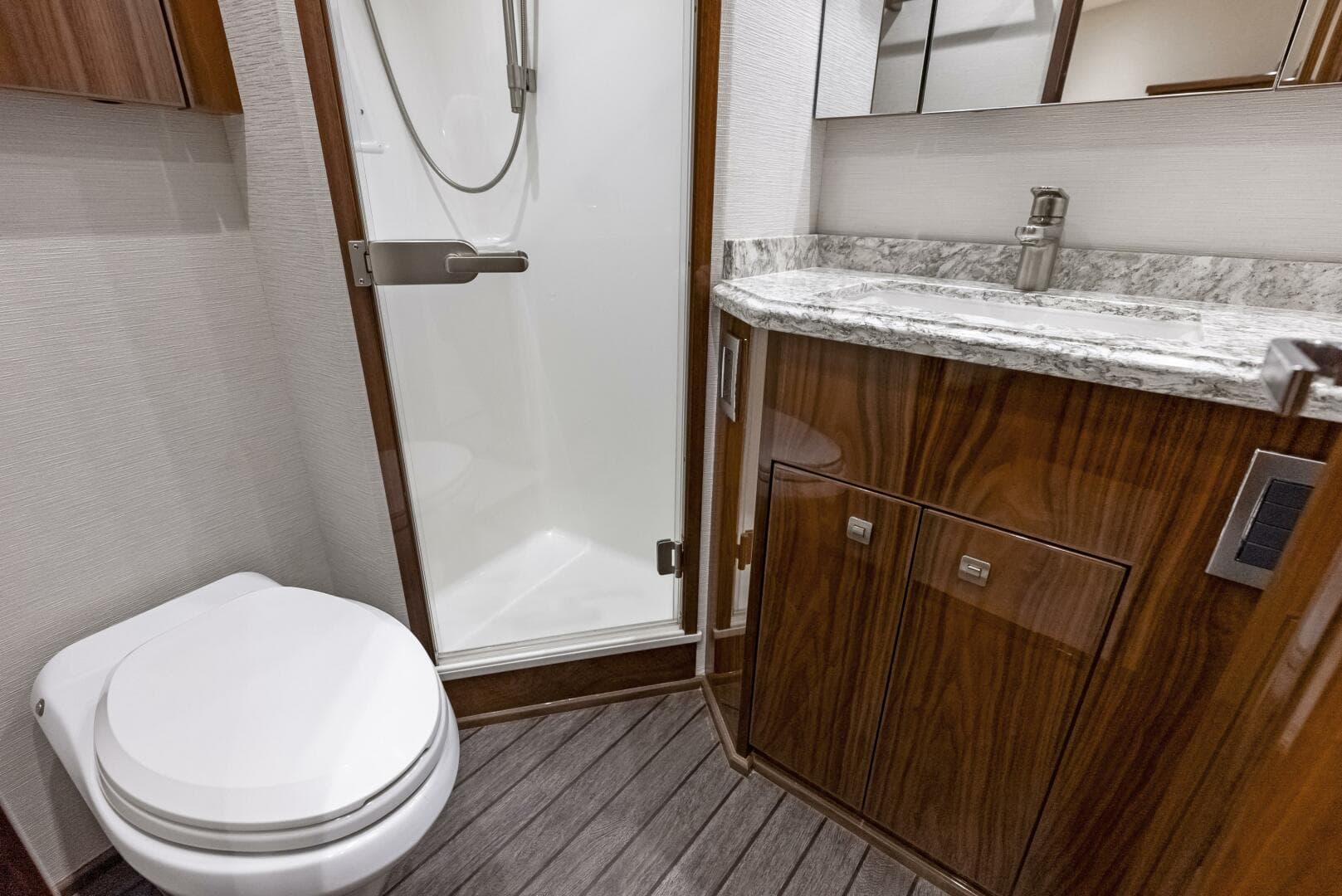 2019 Viking 80 Convertible — photo 95