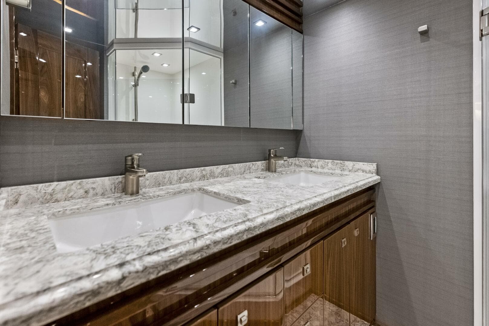 2019 Viking 80 Convertible — photo 76