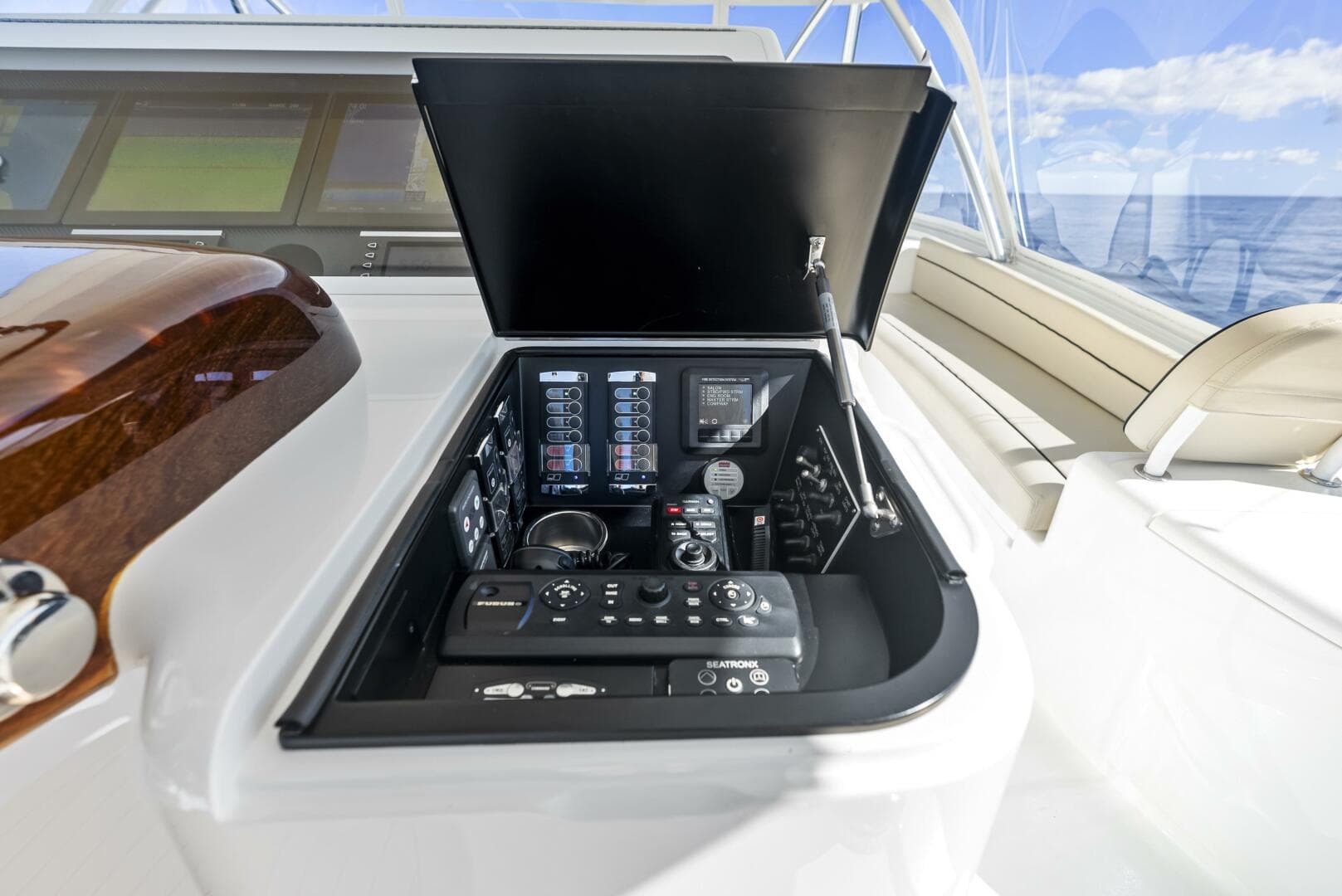 2019 Viking 80 Convertible — photo 46