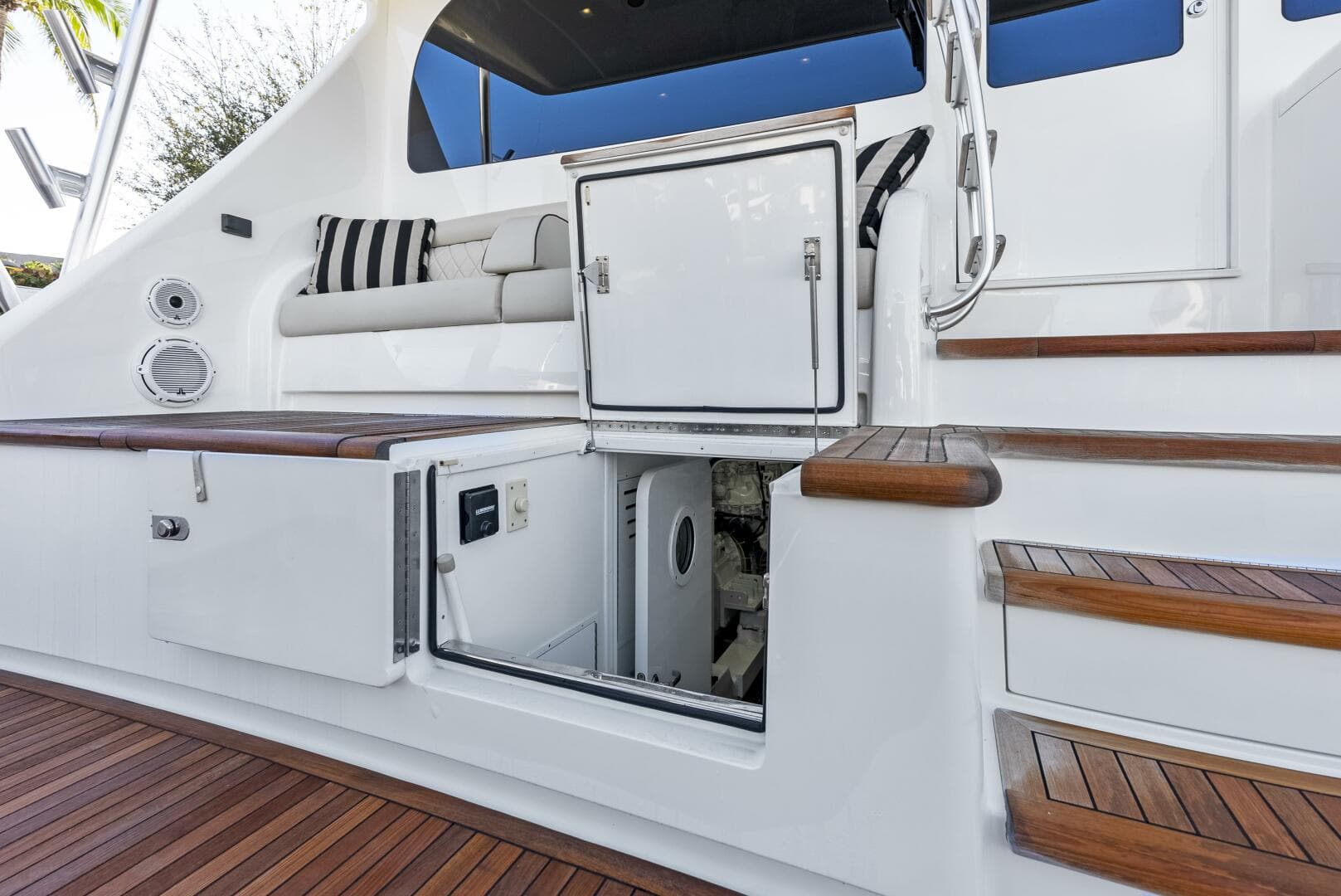2019 Viking 80 Convertible — photo 6