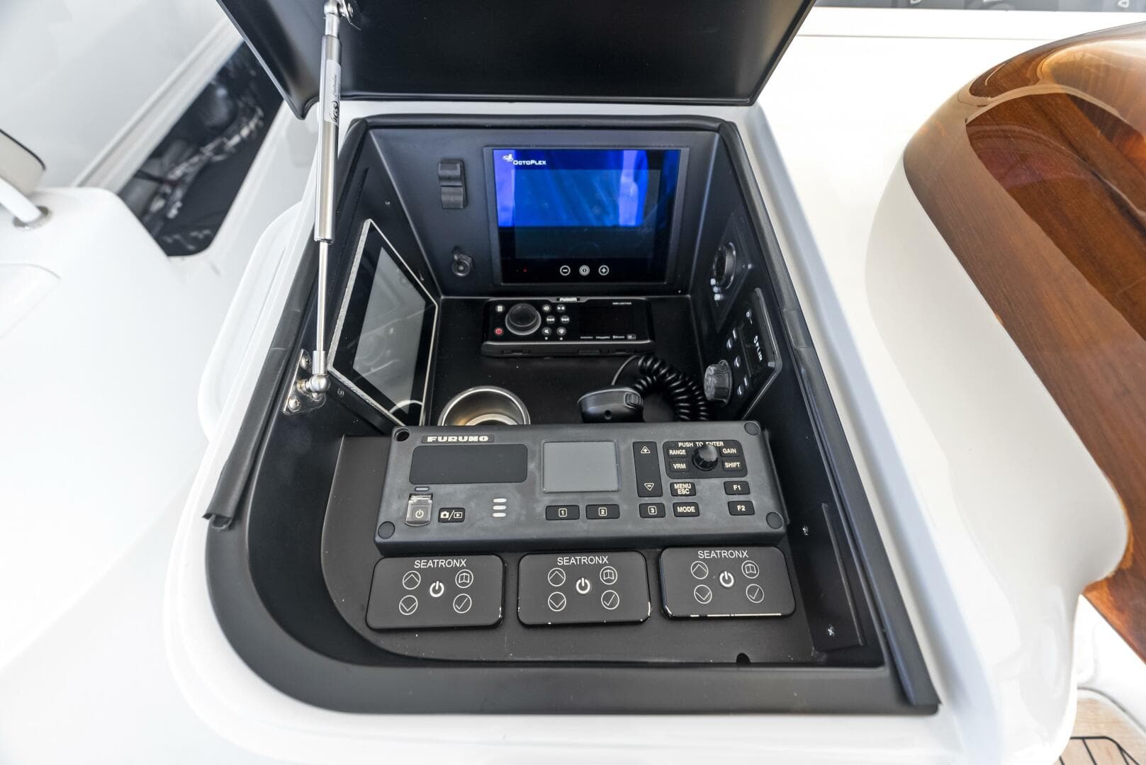 2019 Viking 80 Convertible — photo 49