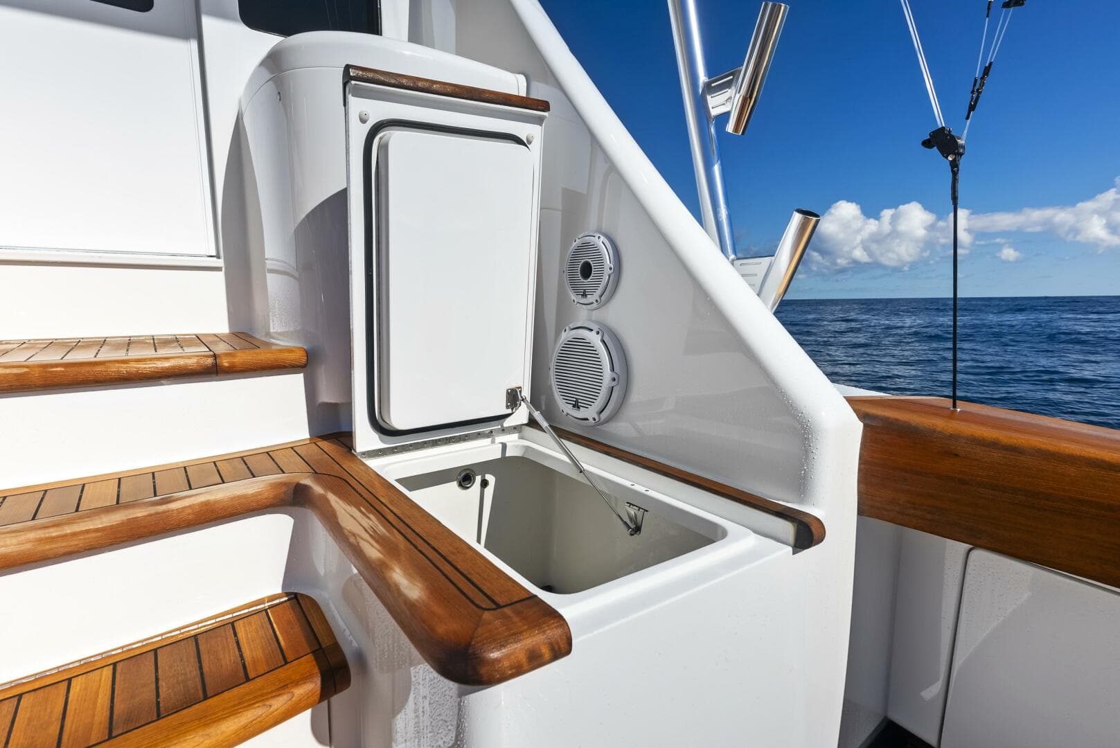 2019 Viking 80 Convertible — photo 25