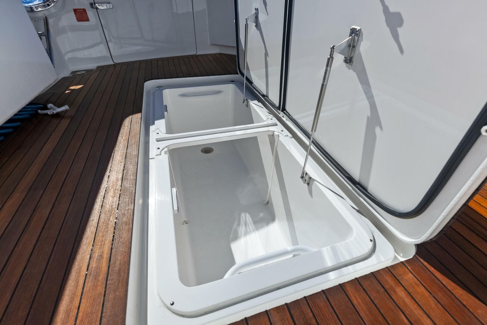 2019 Viking 80 Convertible — photo 12
