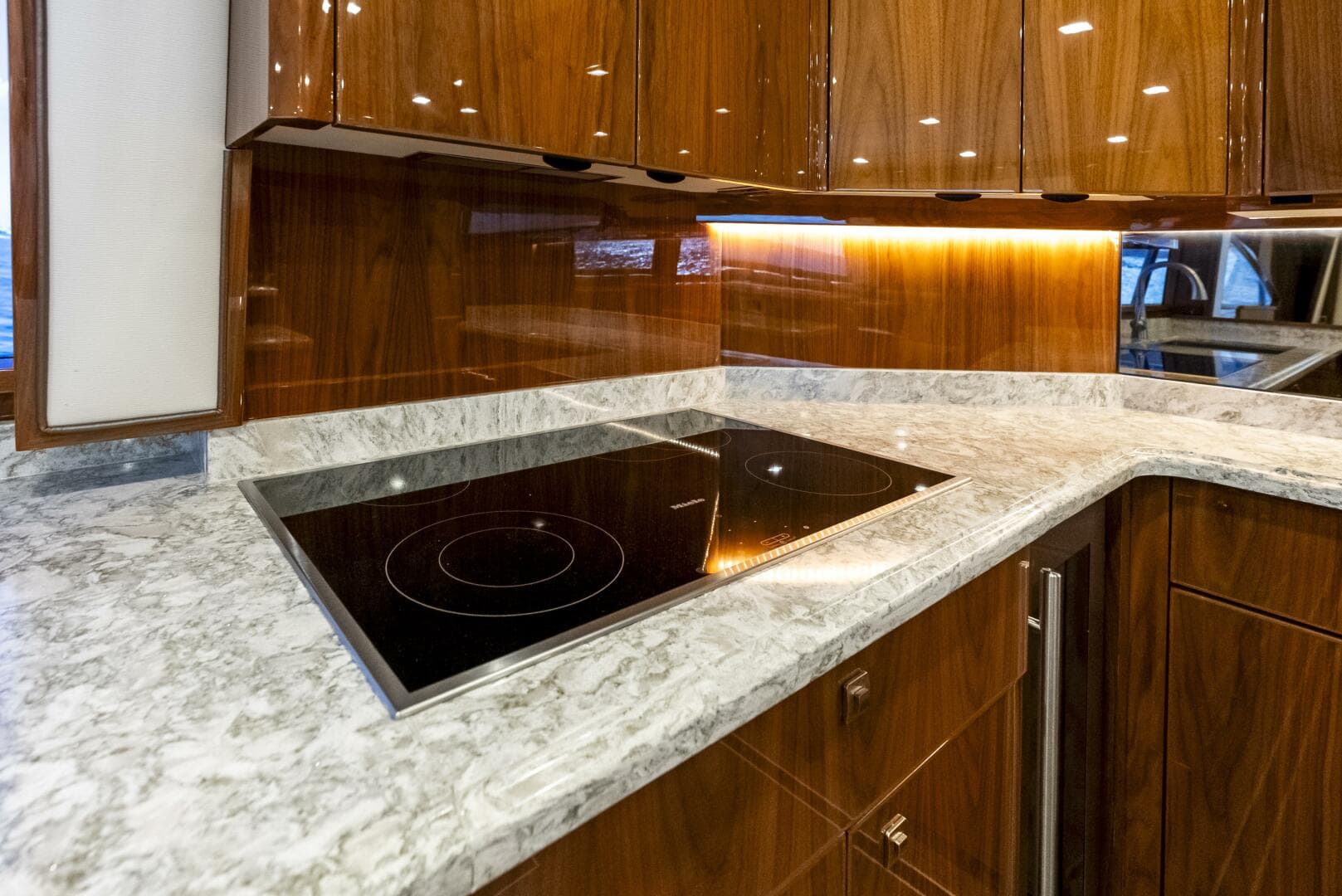 2019 Viking 80 Convertible — photo 66