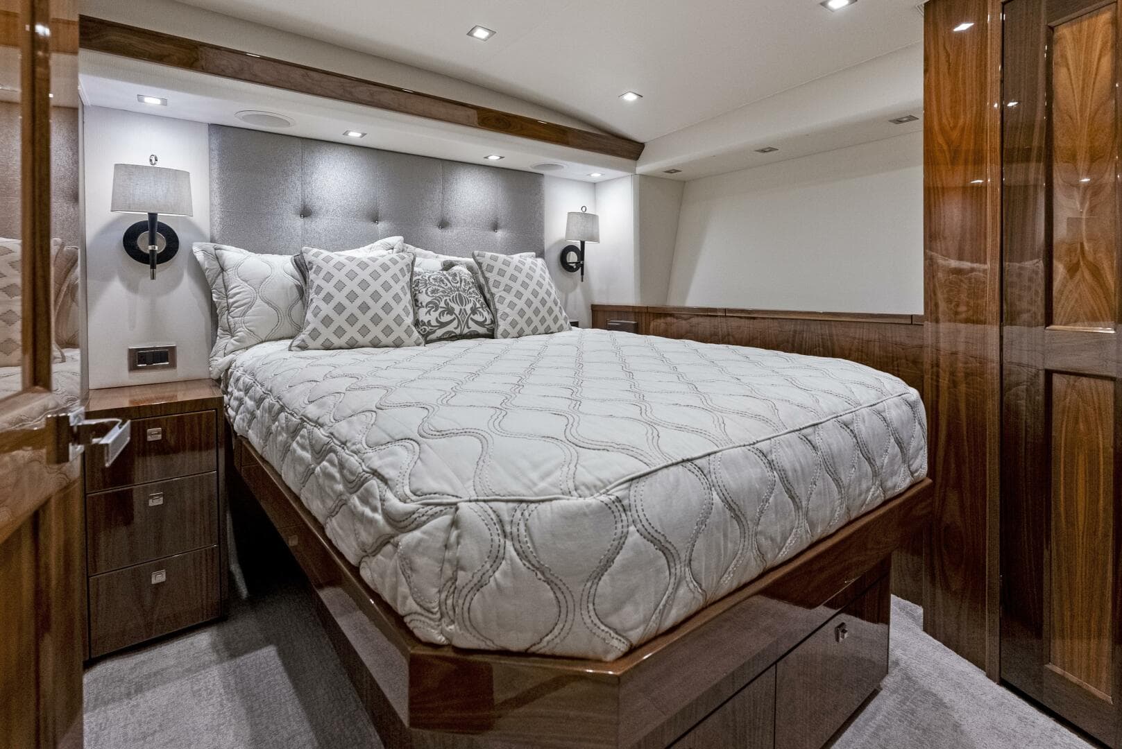 2019 Viking 80 Convertible — photo 87