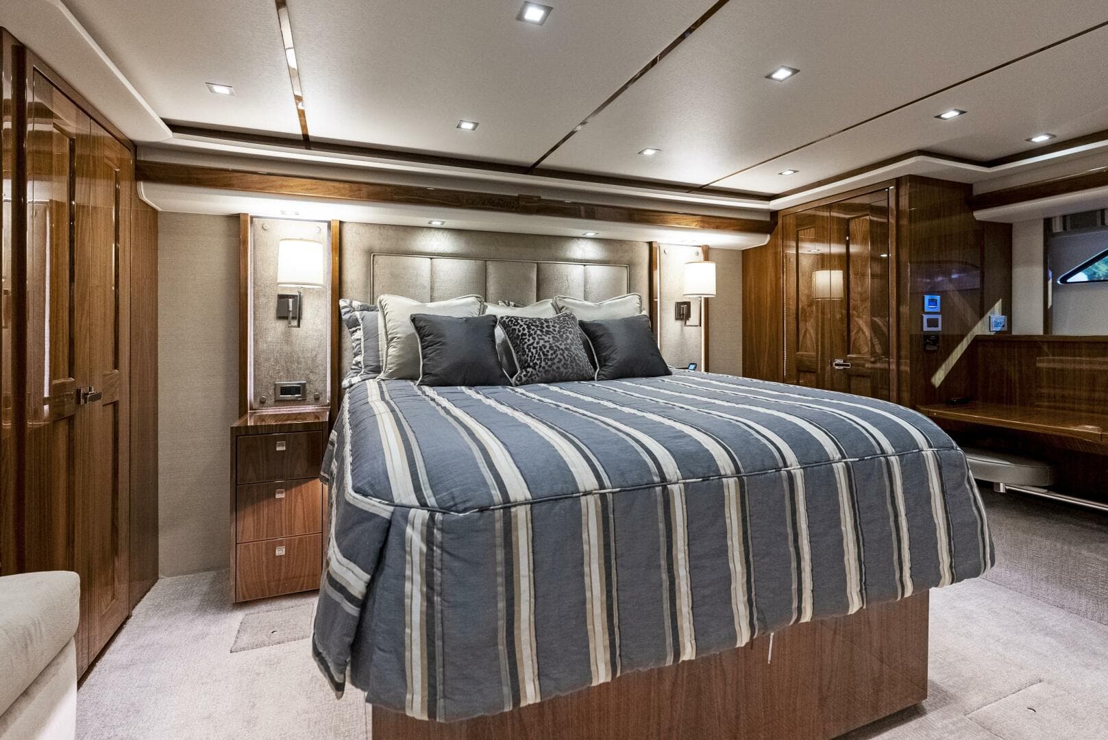 2019 Viking 80 Convertible — photo 68