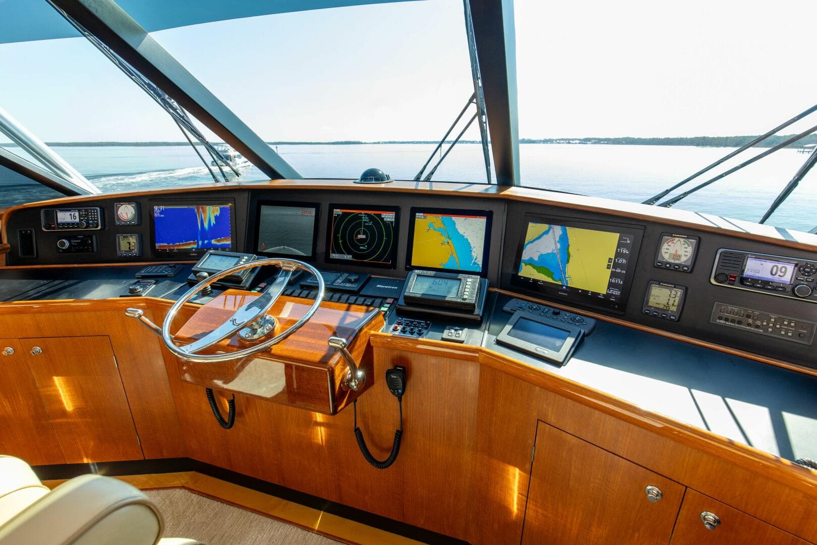 2005 Whiticar 76 Enclosed Bridge — photo 46