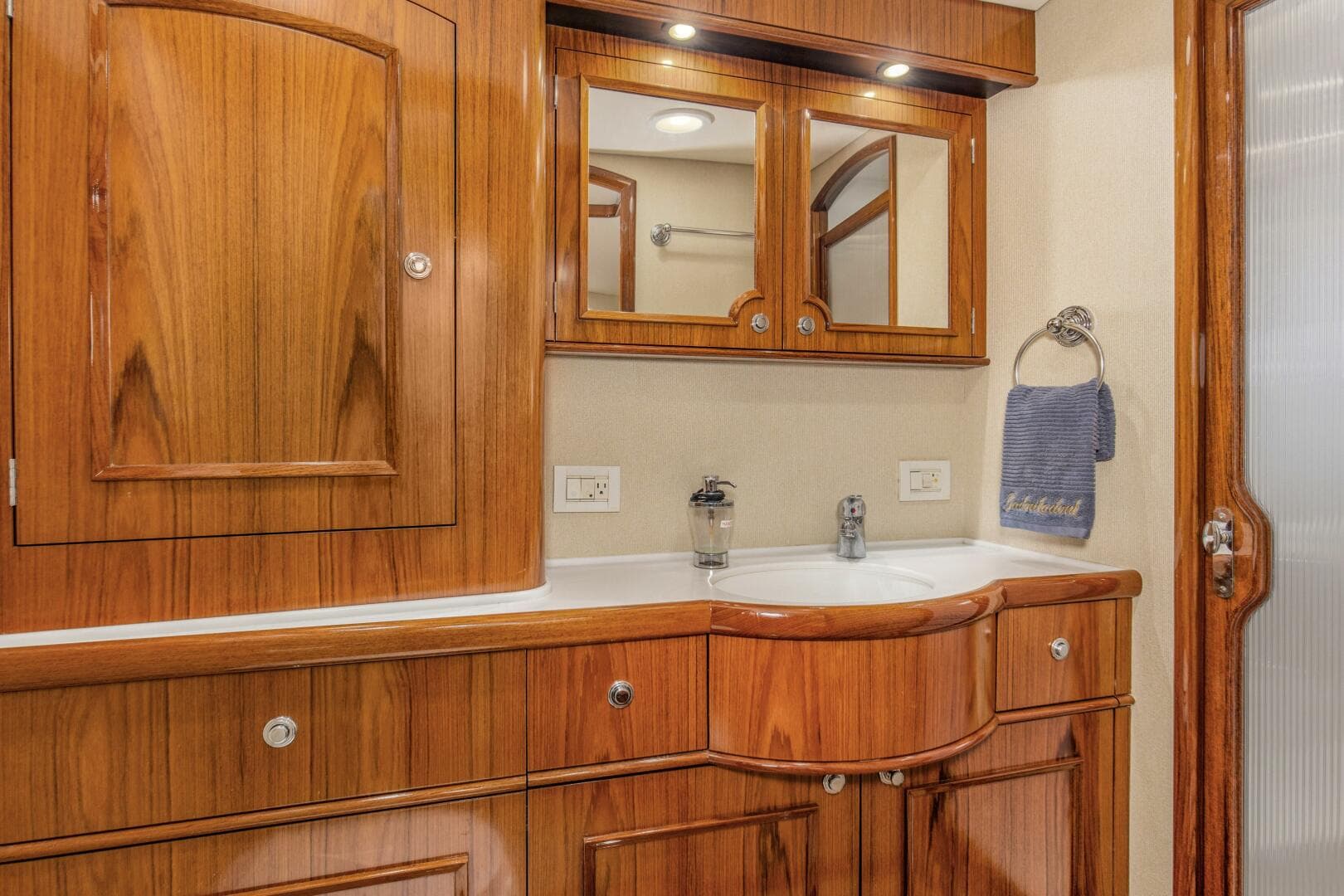 2005 Whiticar 76 Enclosed Bridge — photo 27