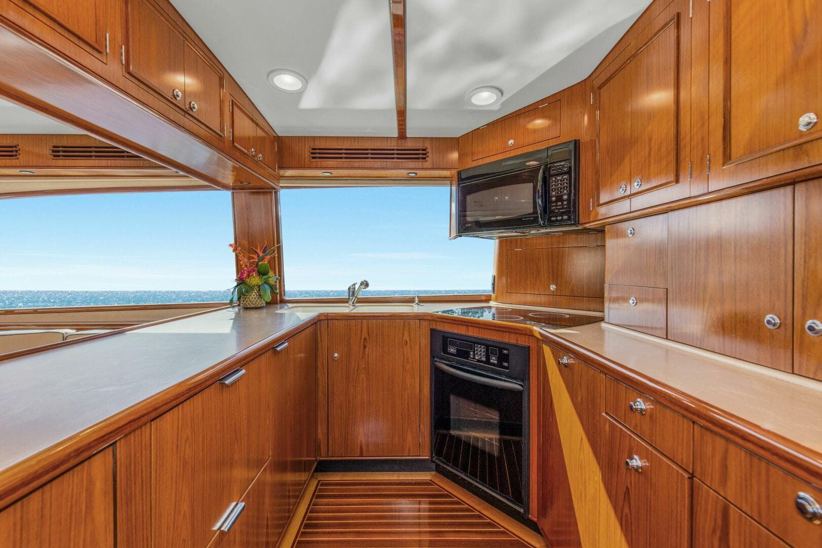 2005 Whiticar 76 Enclosed Bridge — photo 12