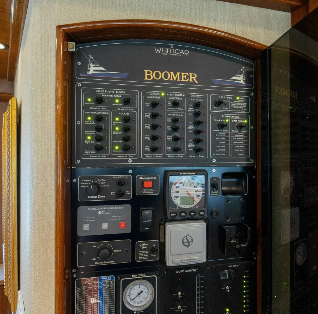 2005 Whiticar 76 Enclosed Bridge — photo 13