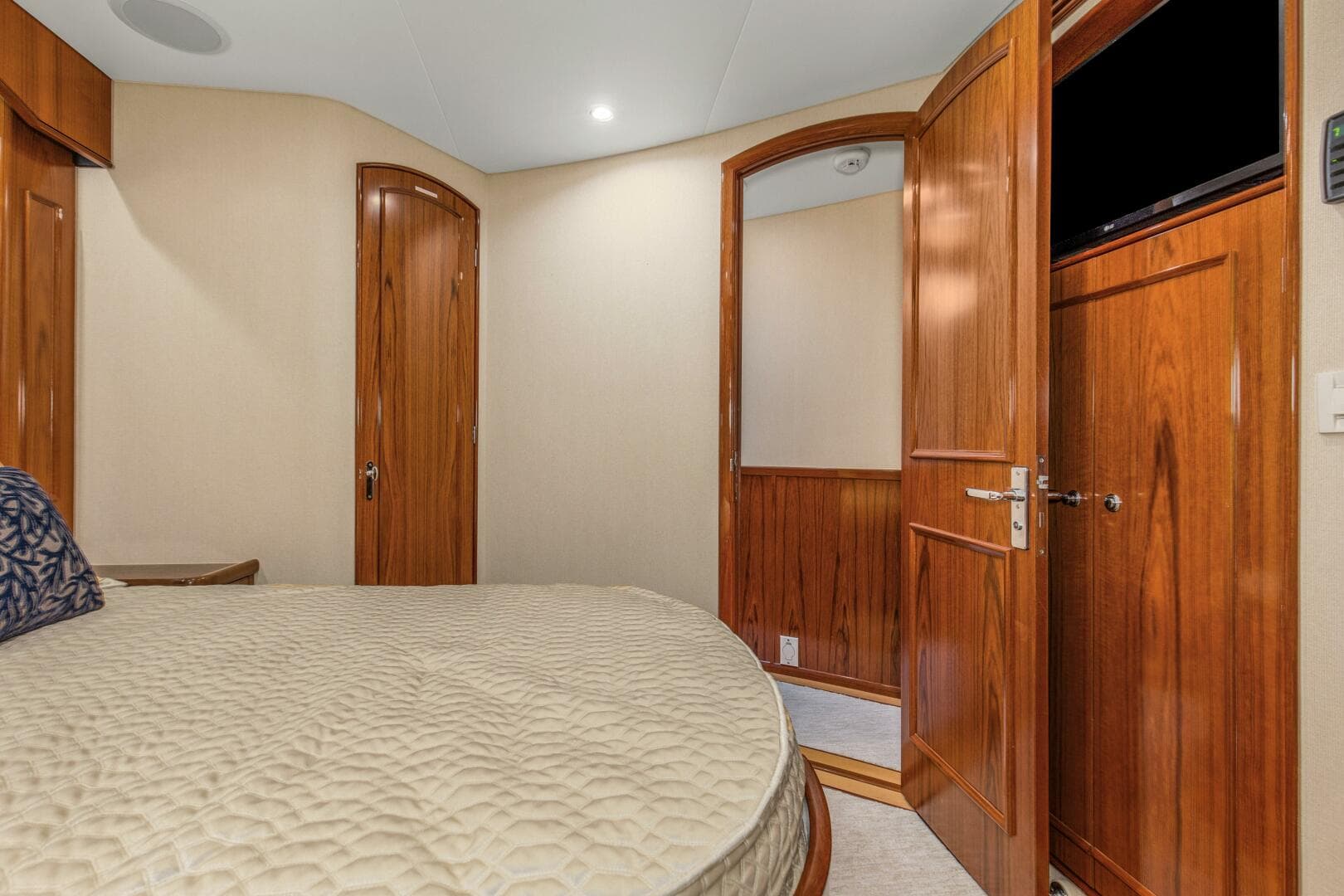 2005 Whiticar 76 Enclosed Bridge — photo 25