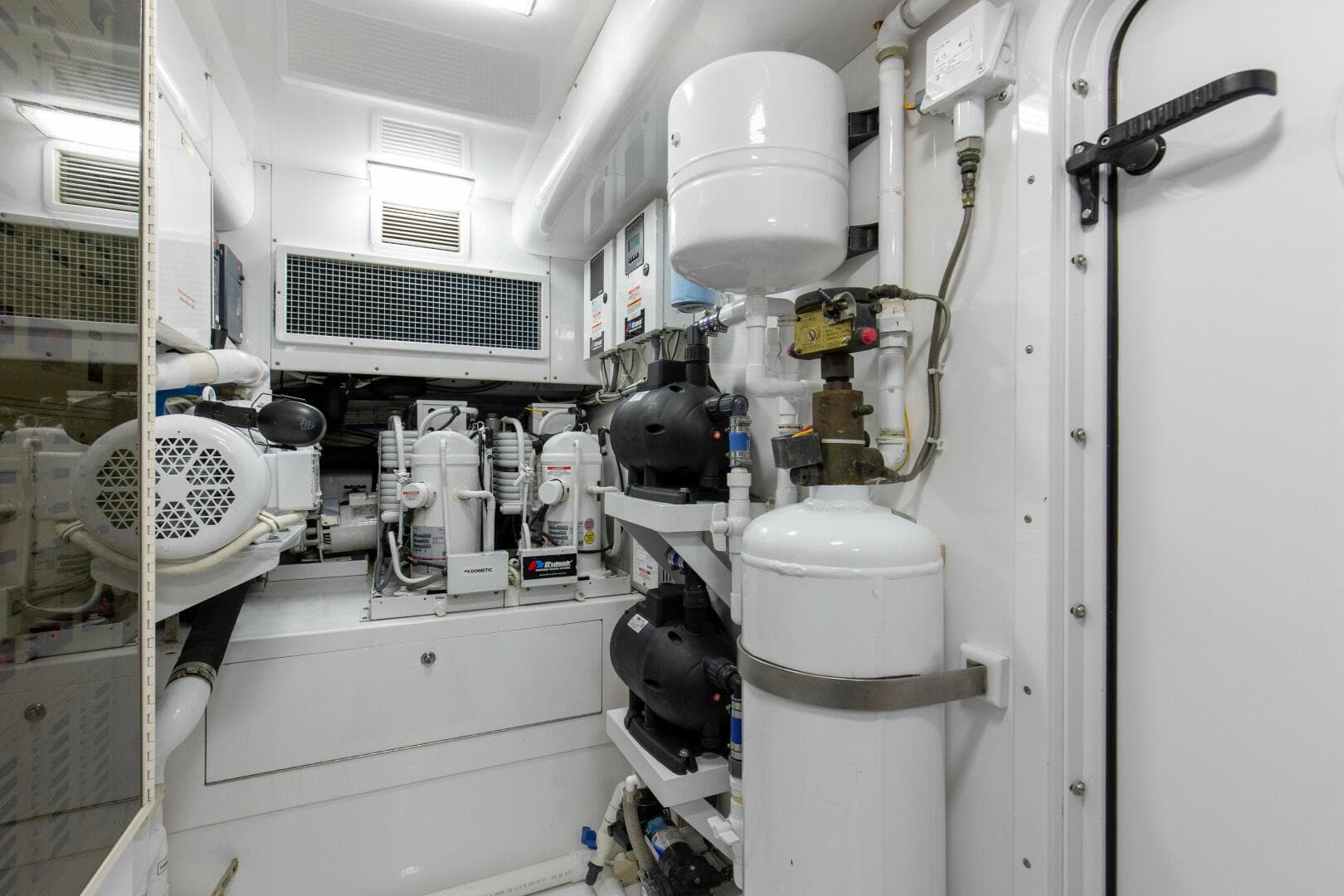 2005 Whiticar 76 Enclosed Bridge — photo 56