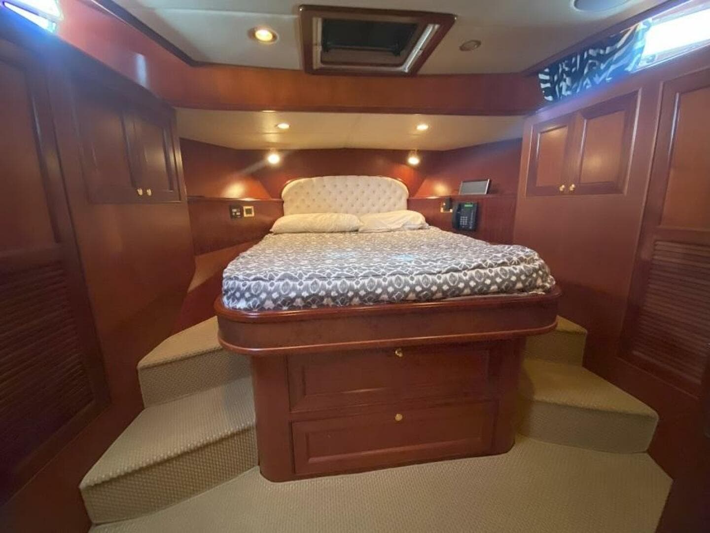 2005 Offshore Yachts — photo 27