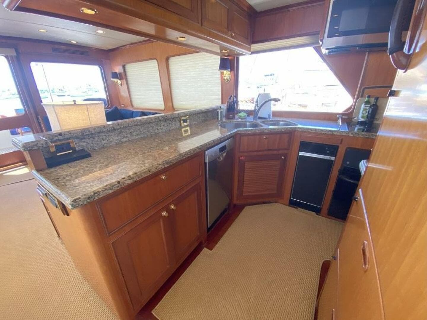 2005 Offshore Yachts — photo 9