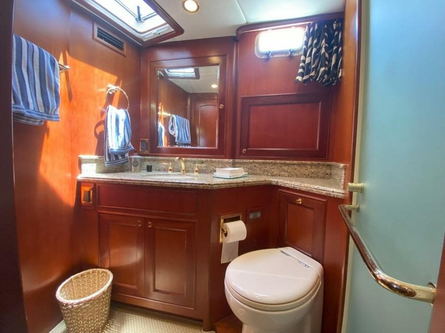 2005 Offshore Yachts — photo 28