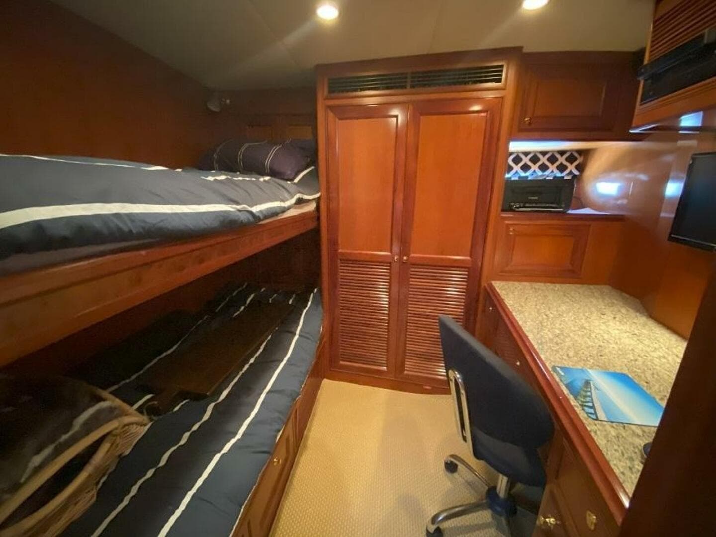 2005 Offshore Yachts — photo 25