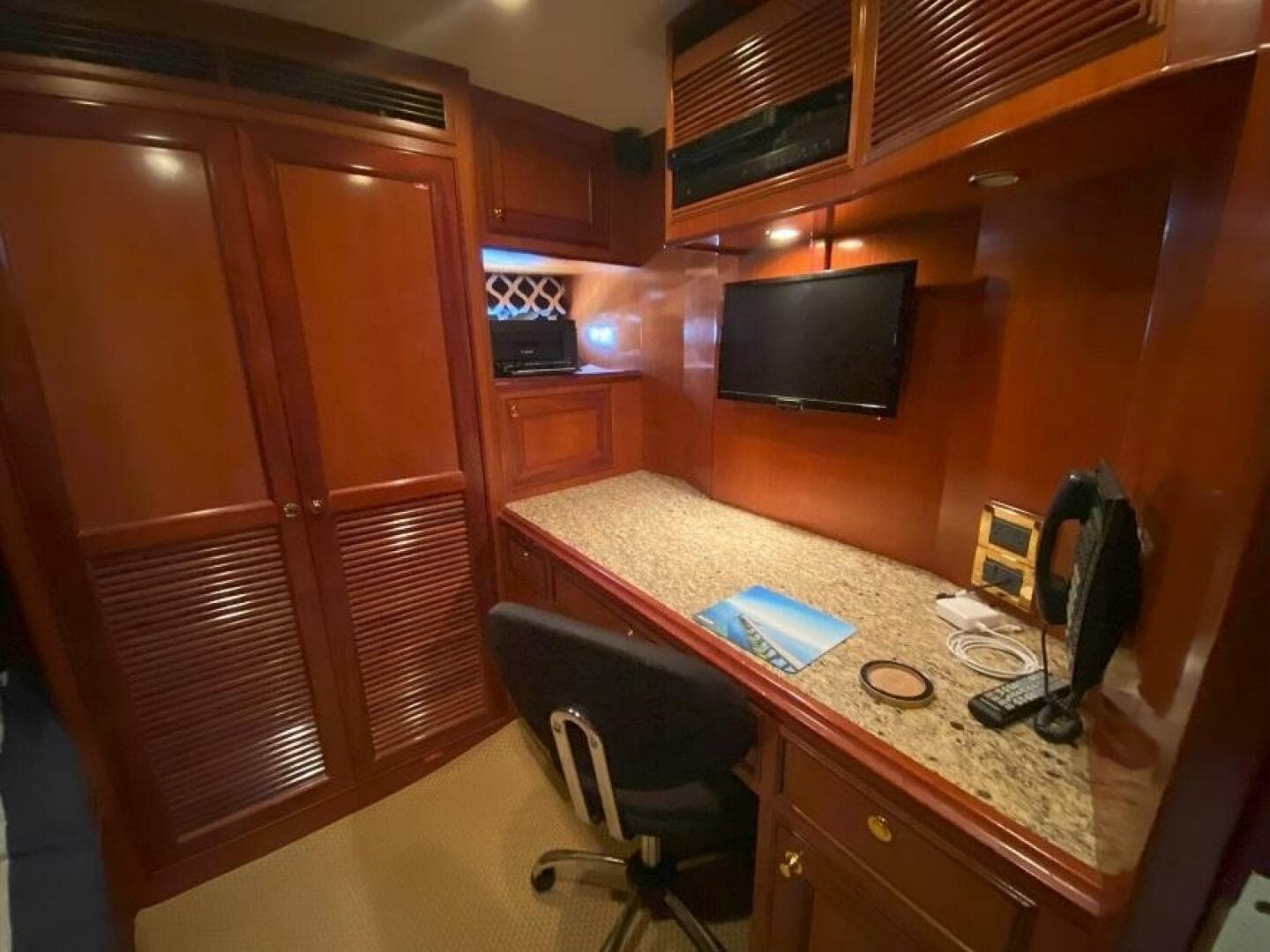 2005 Offshore Yachts — photo 26