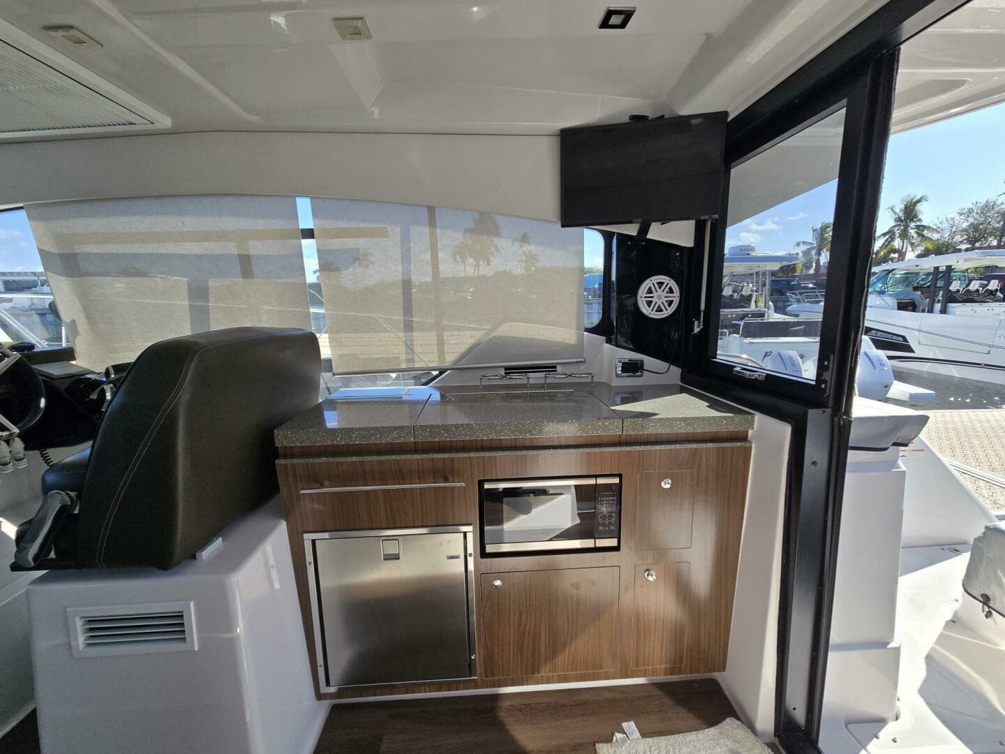 2020 Four Winns V355 Coupe OB — photo 9