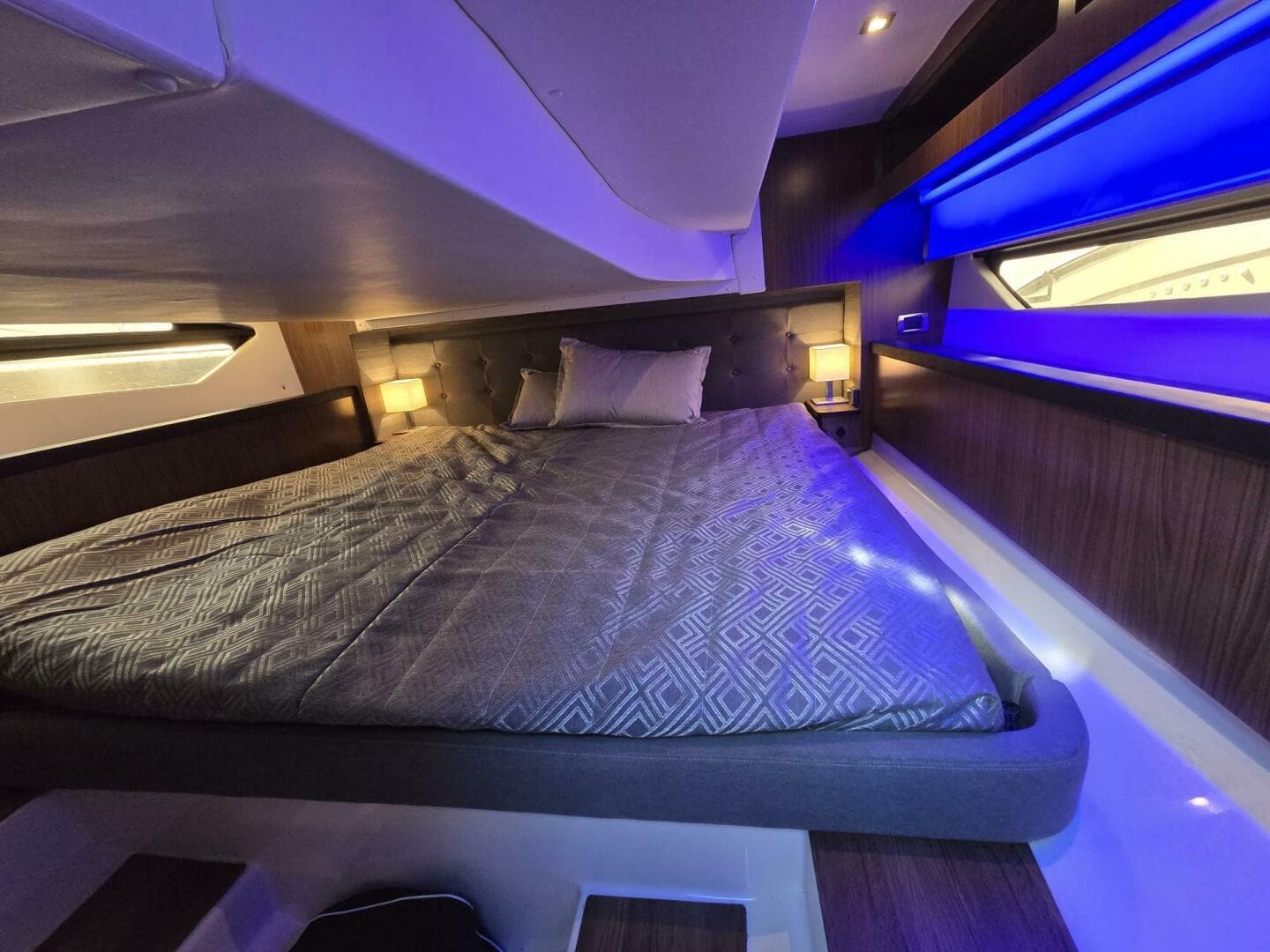 2020 Four Winns V355 Coupe OB — photo 22