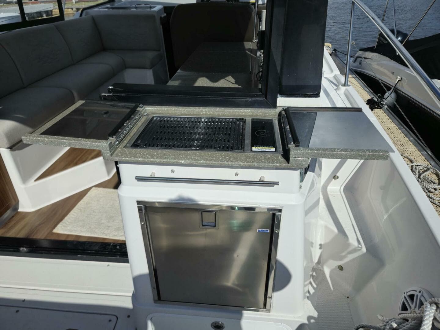 2020 Four Winns V355 Coupe OB — photo 7