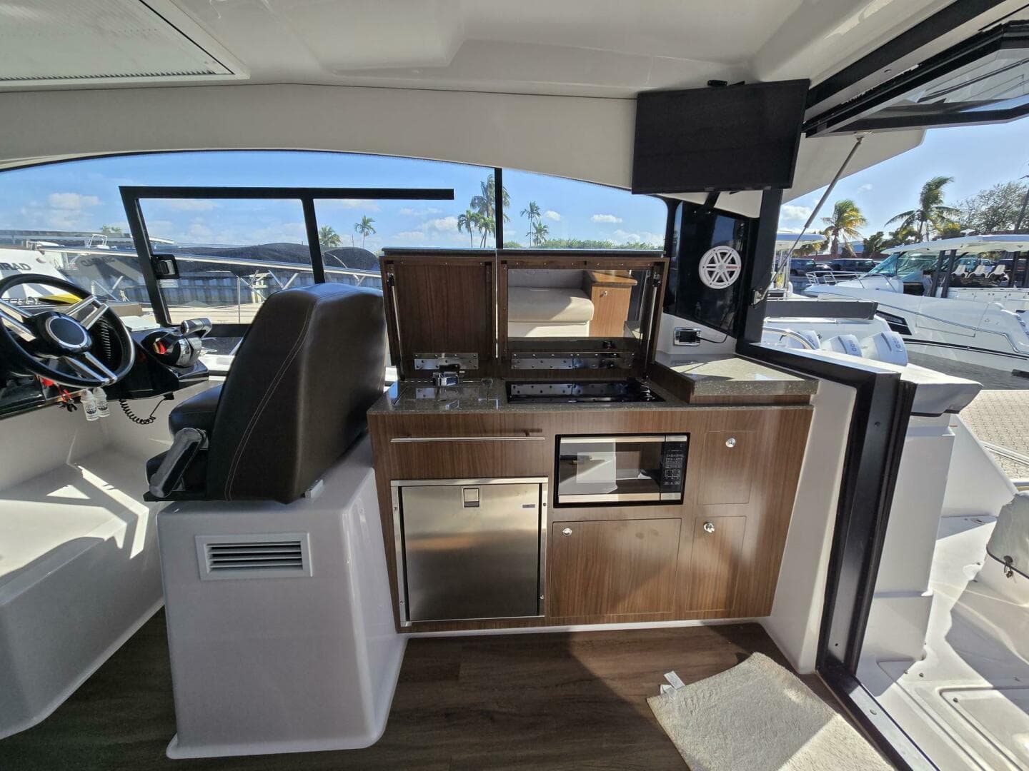 2020 Four Winns V355 Coupe OB — photo 10