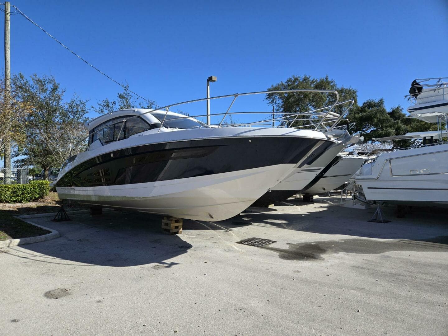 2020 Four Winns V355 Coupe OB — photo 2