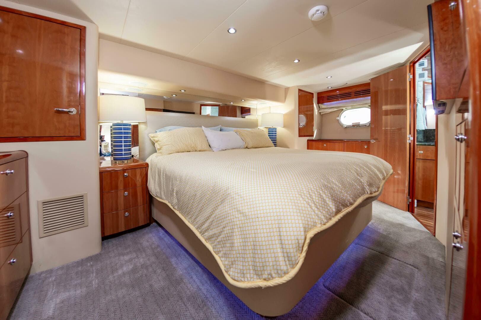 2008 Hatteras 64 Enclosed Bridge — photo 6