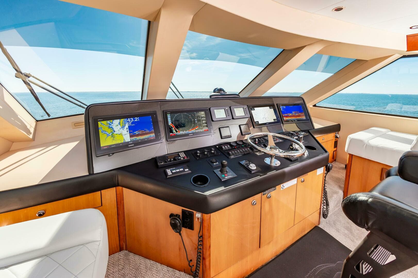 2008 Hatteras 64 Enclosed Bridge — photo 17