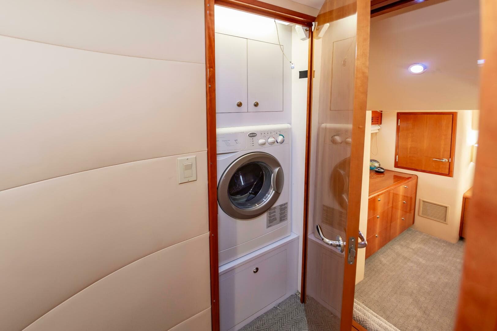 2008 Hatteras 64 Enclosed Bridge — photo 52