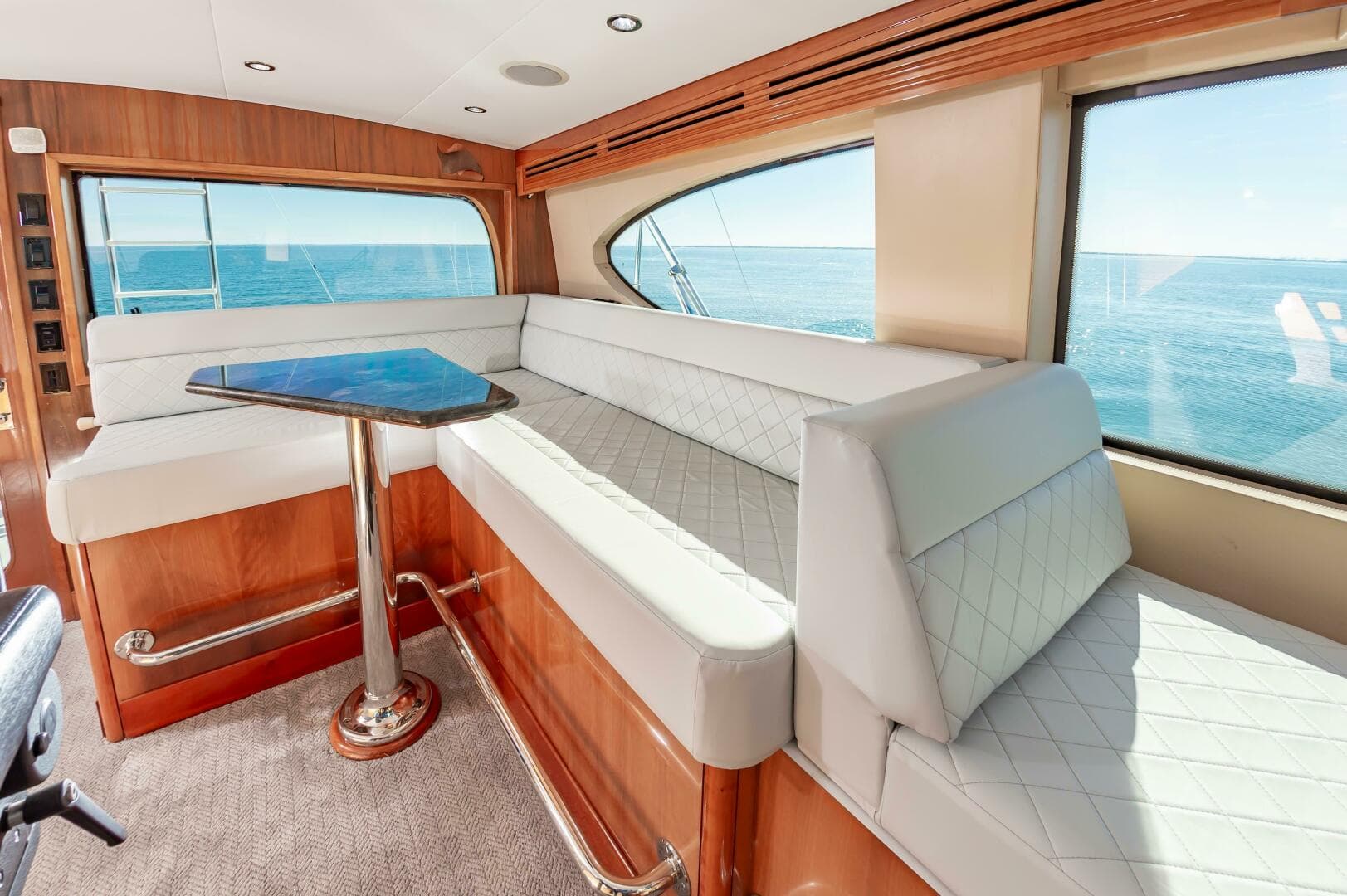 2008 Hatteras 64 Enclosed Bridge — photo 22