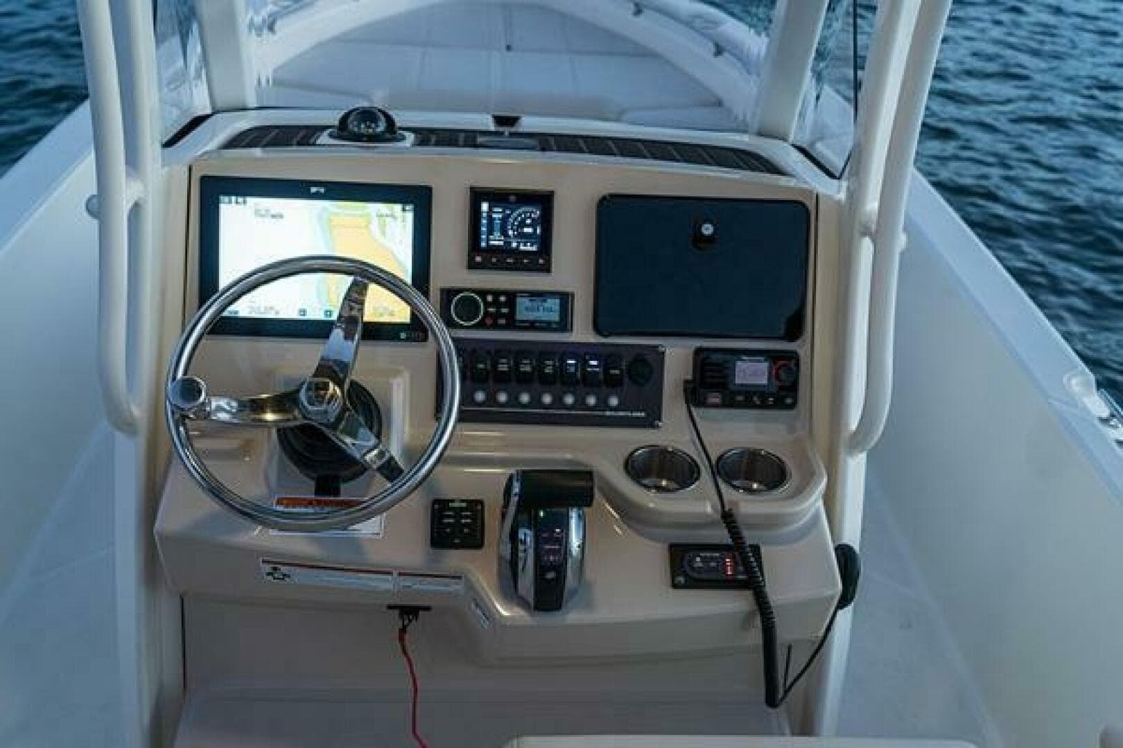 2023 Boston Whaler 250 Dauntless — photo 4