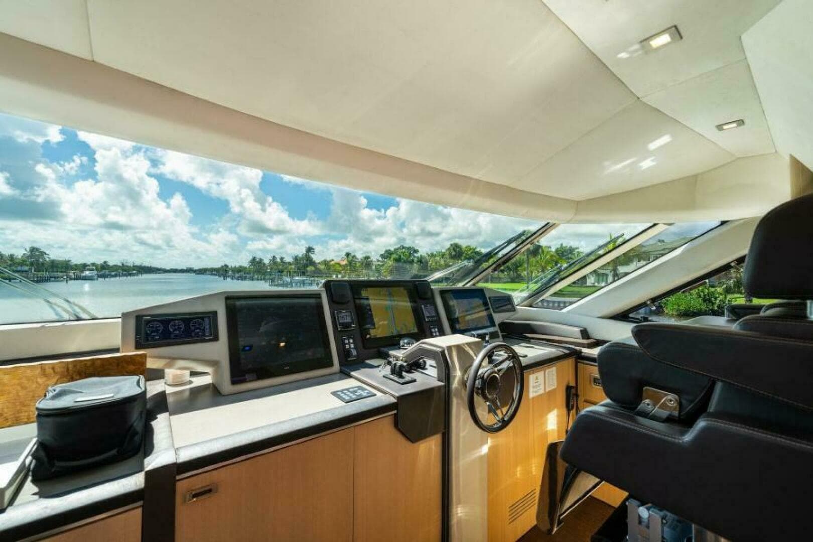 2015 Monte Carlo Yachts 86 — photo 52