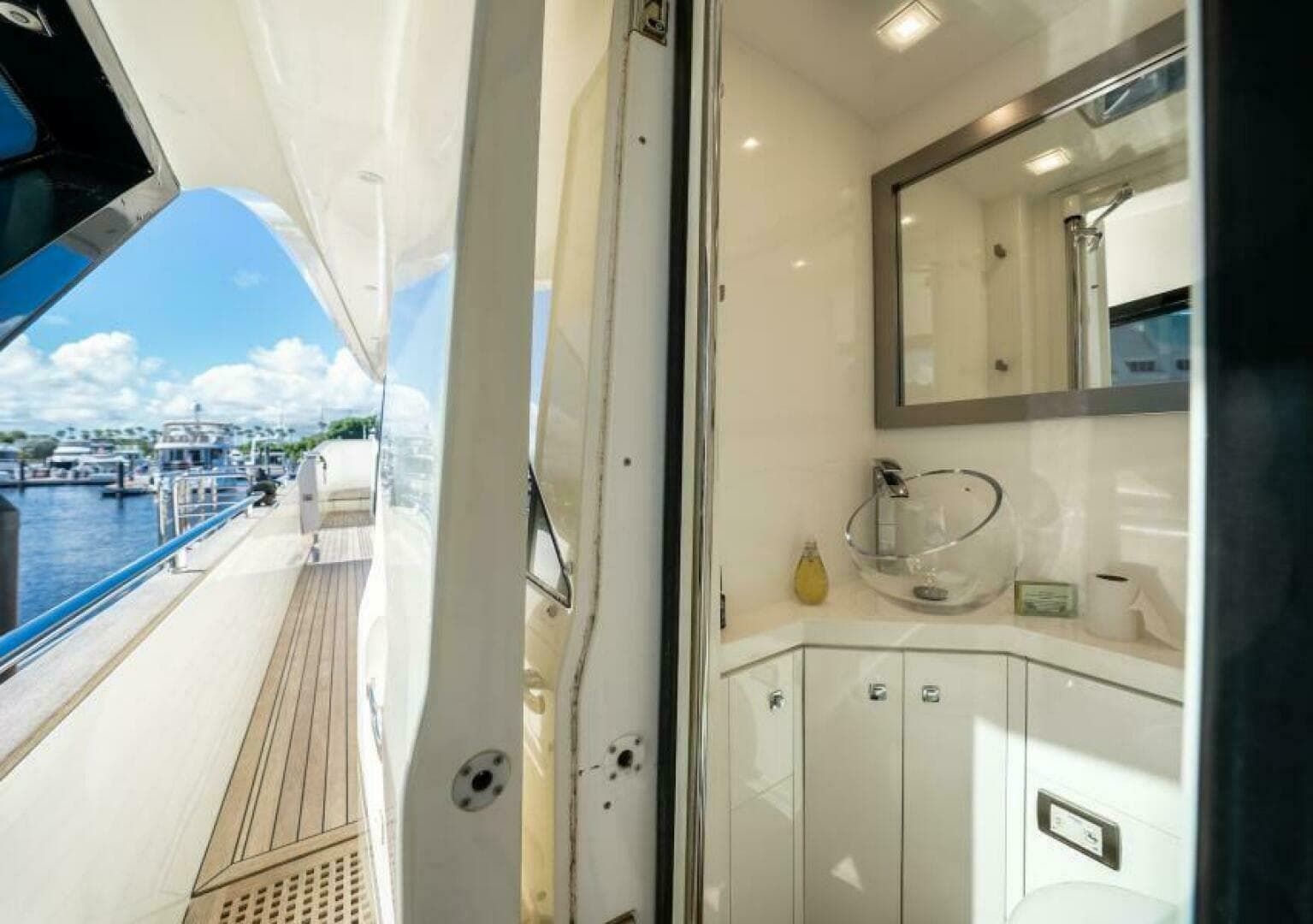 2015 Monte Carlo Yachts 86 — photo 27