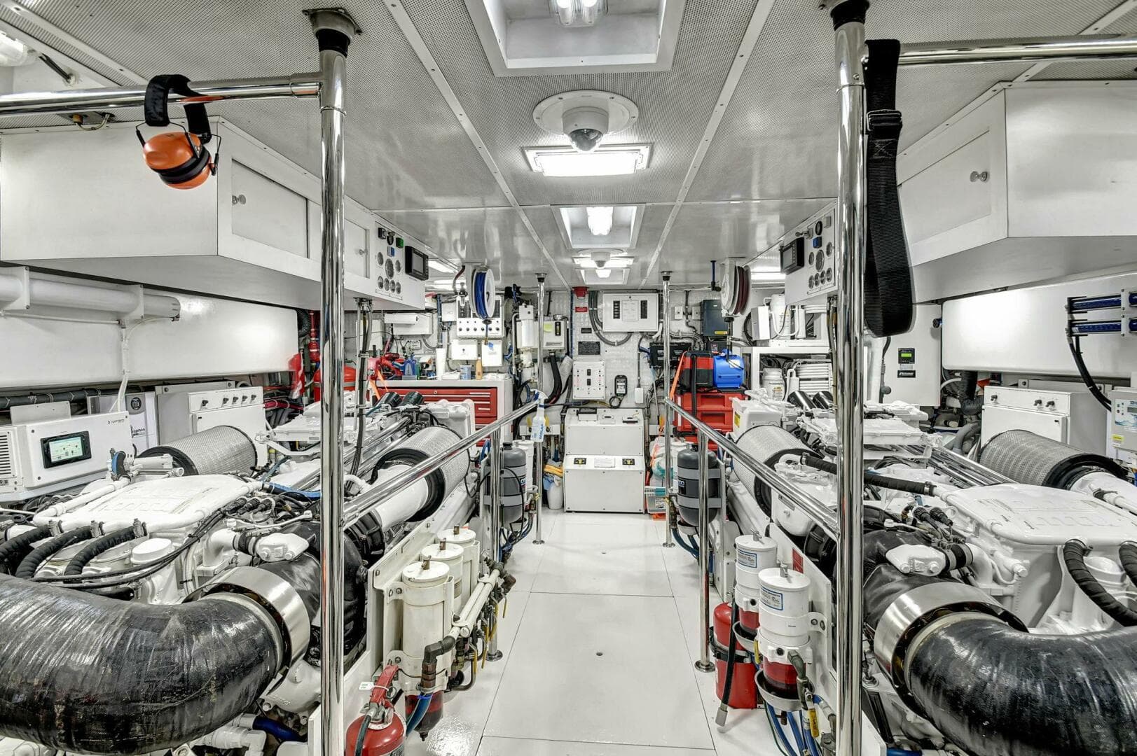 2005 Hatteras — photo 51