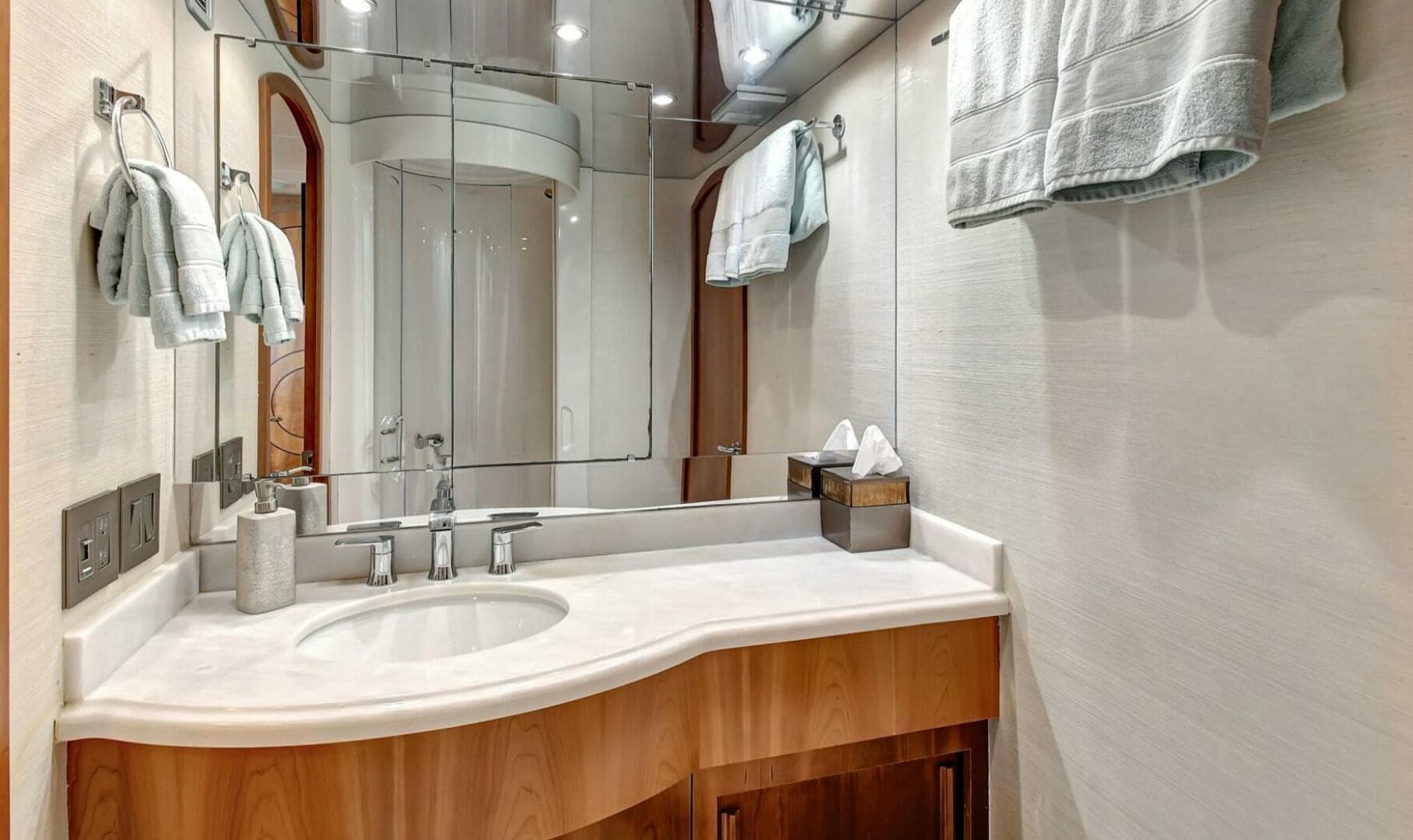 2005 Hatteras — photo 33