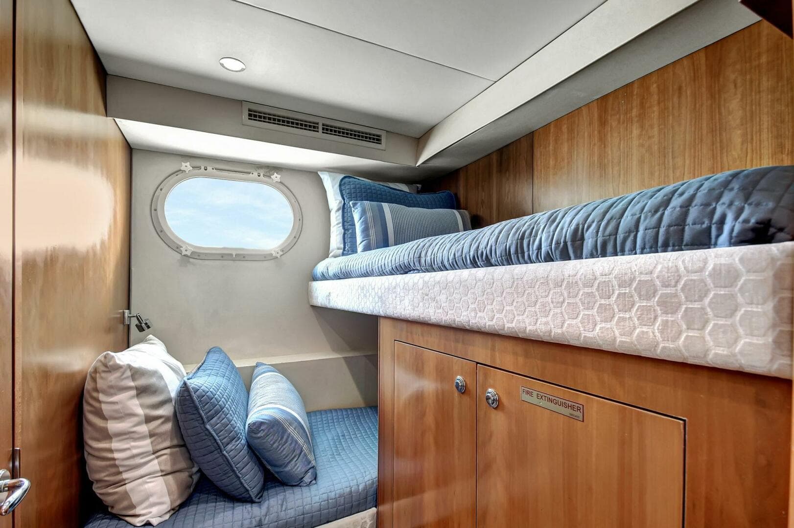 2005 Hatteras — photo 36