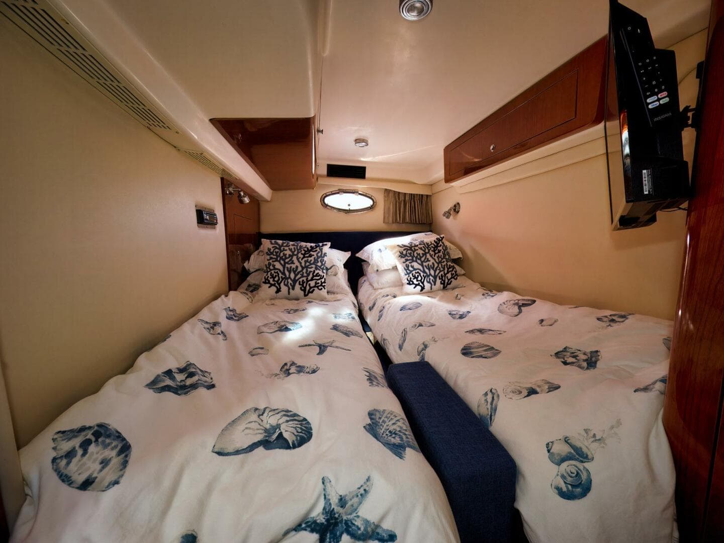 2008 Regal Commodore 4060 — photo 11