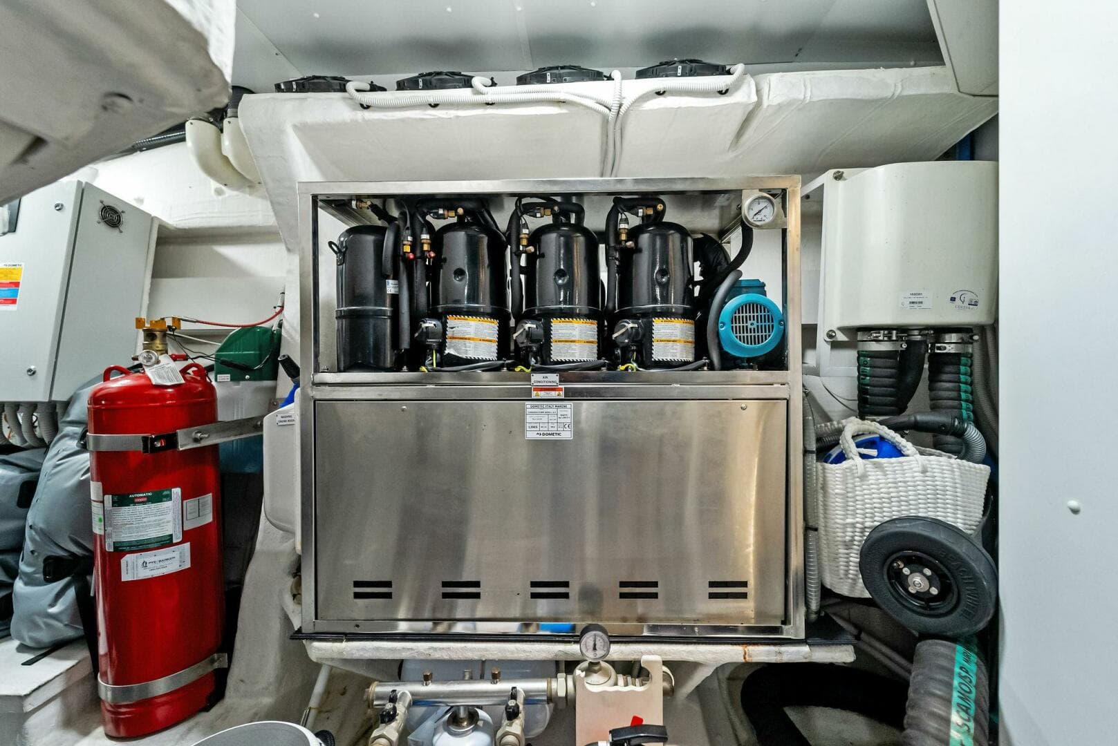 2022 Azimut S8 — photo 49