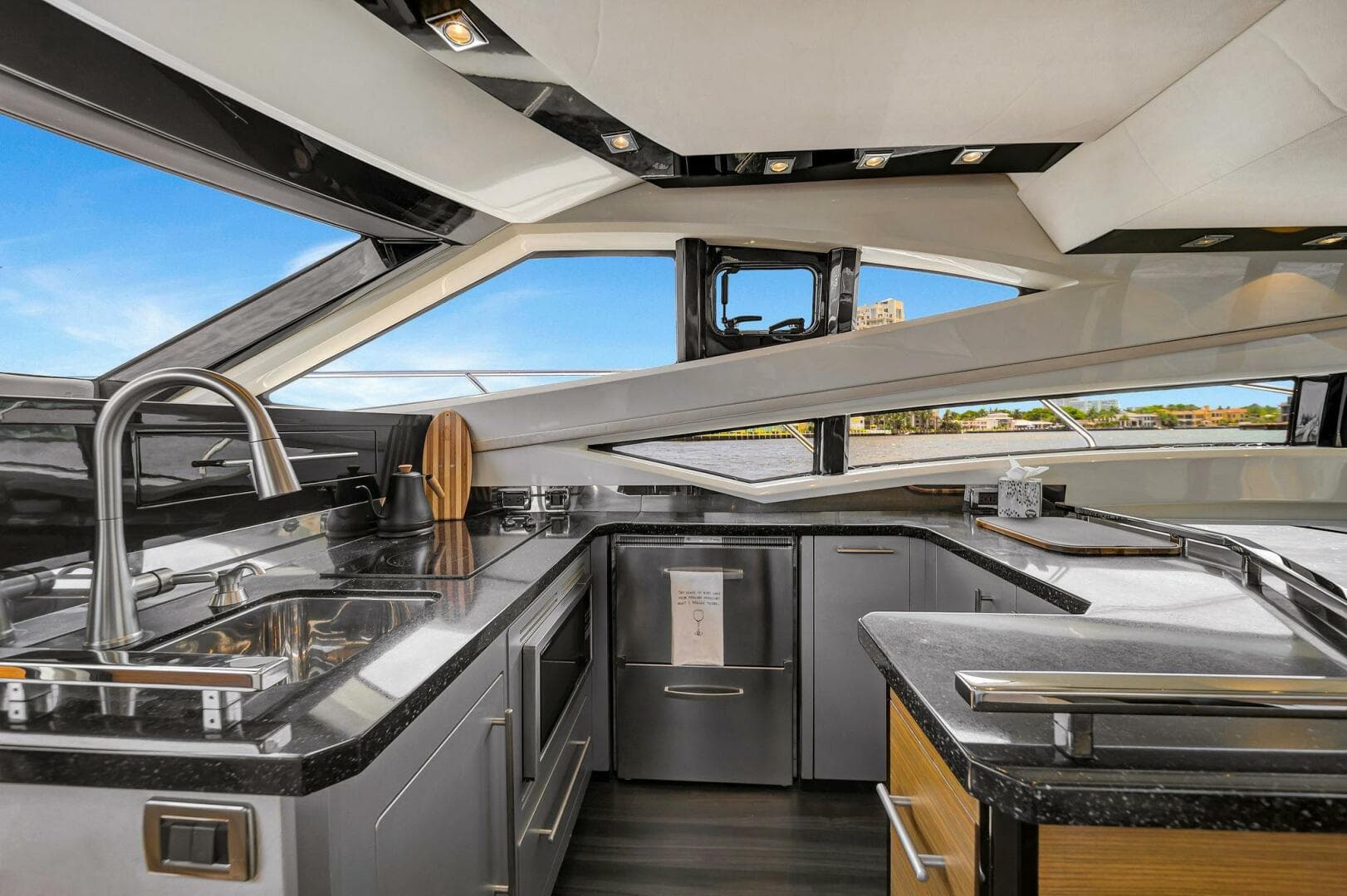 2011 Marquis — photo 37