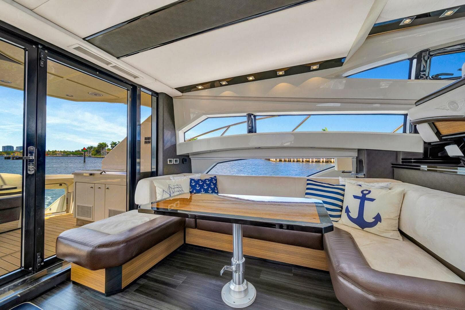 2011 Marquis — photo 30