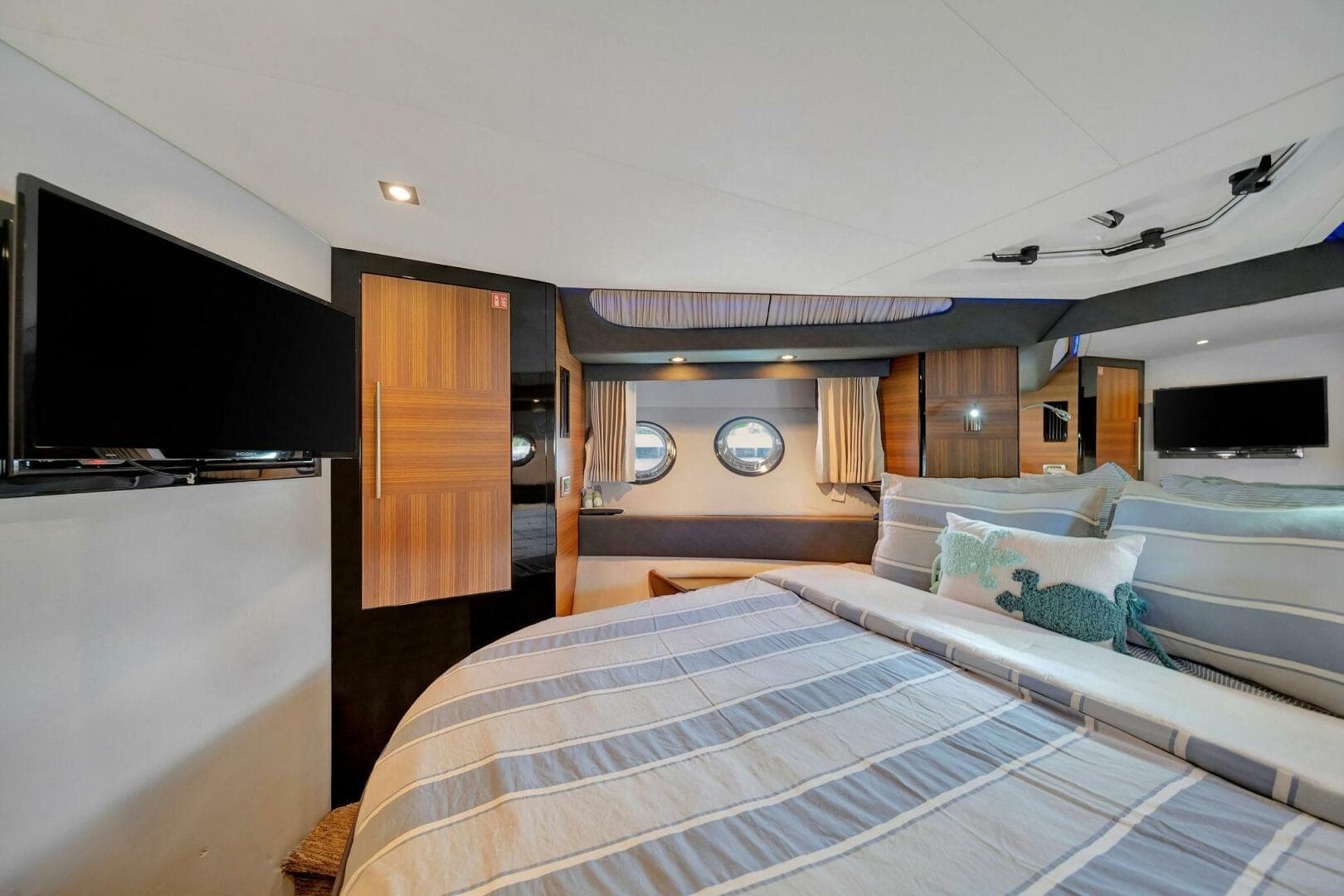 2011 Marquis — photo 44