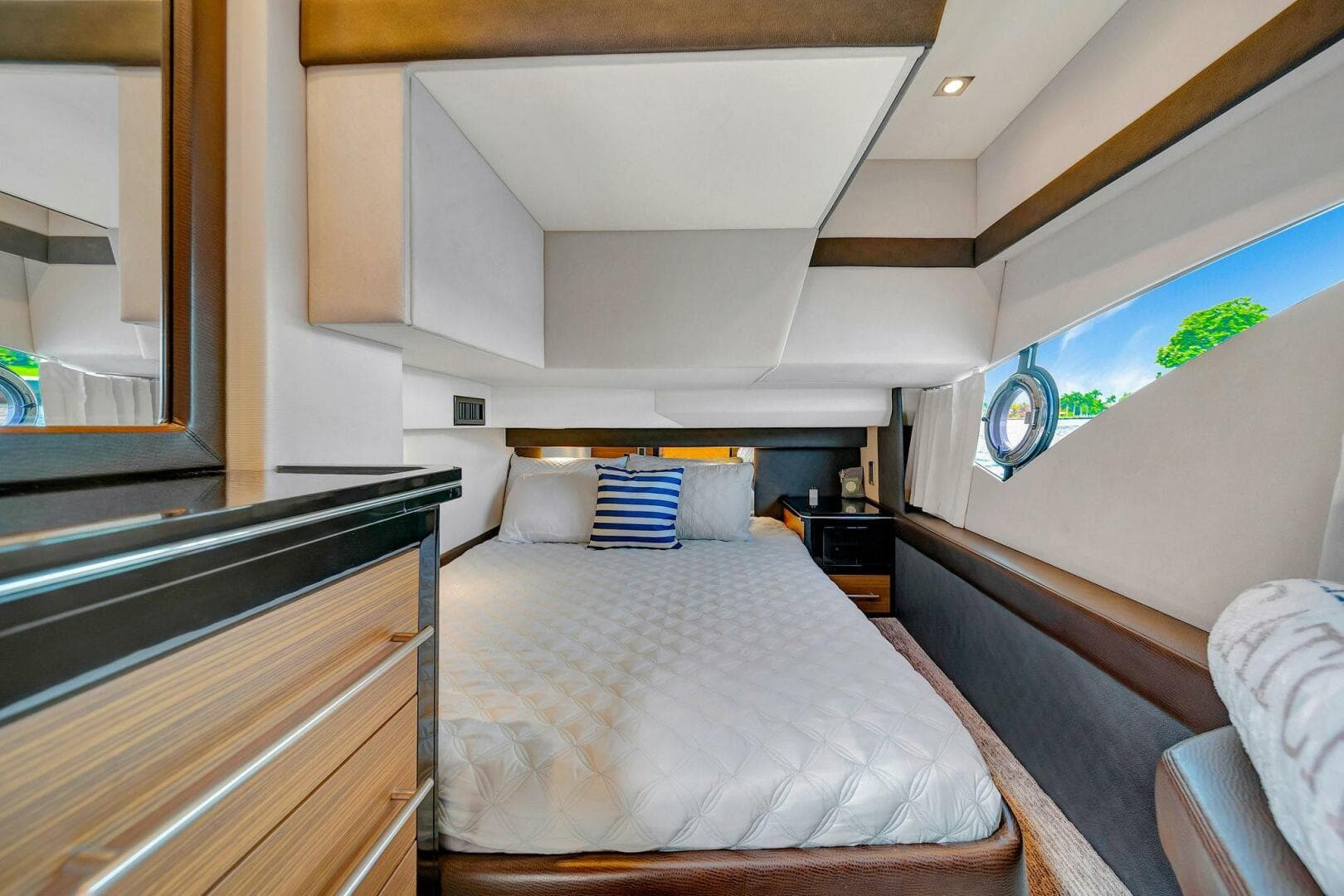 2011 Marquis — photo 47